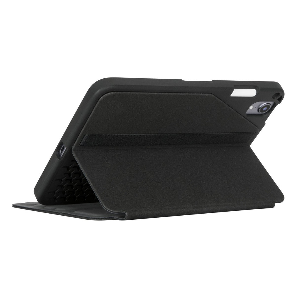 Un étui de tablette noir est ouvert, montrant l'écran. L'étui a une couverture texturée et une sangle. Sur fond blanc.