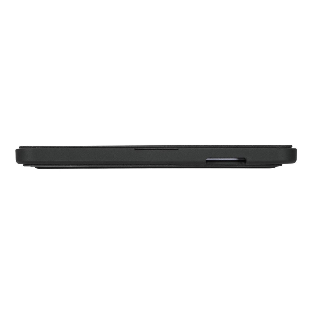 Vue latérale d'un objet rectangulaire noir, peut-être une coque de téléphone. Il a une petite ouverture sur le côté et une surface lisse.