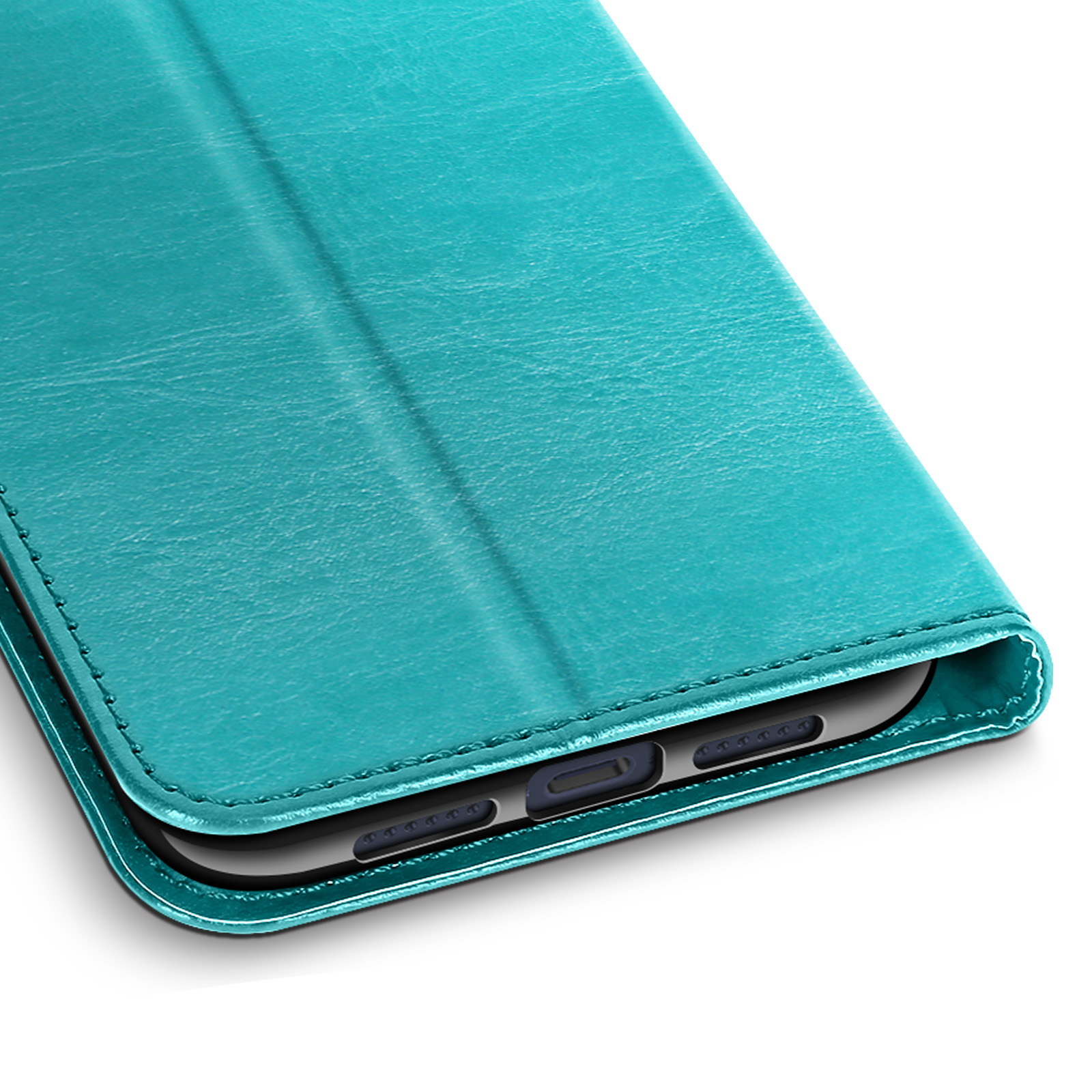 Primo piano di una custodia per telefono verde acqua. La custodia è aperta e mostra il bordo di un telefono. Sfondo bianco.