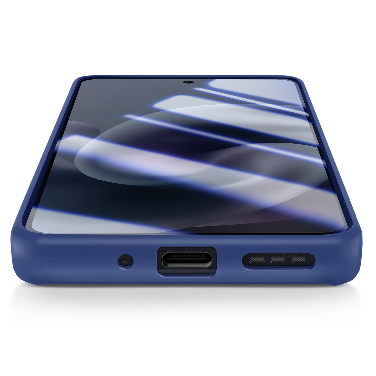 Een donkerblauwe telefoon in een hoesje ligt onder een hoek. Het scherm reflecteert licht. De hoes heeft een oplaadpoort.
