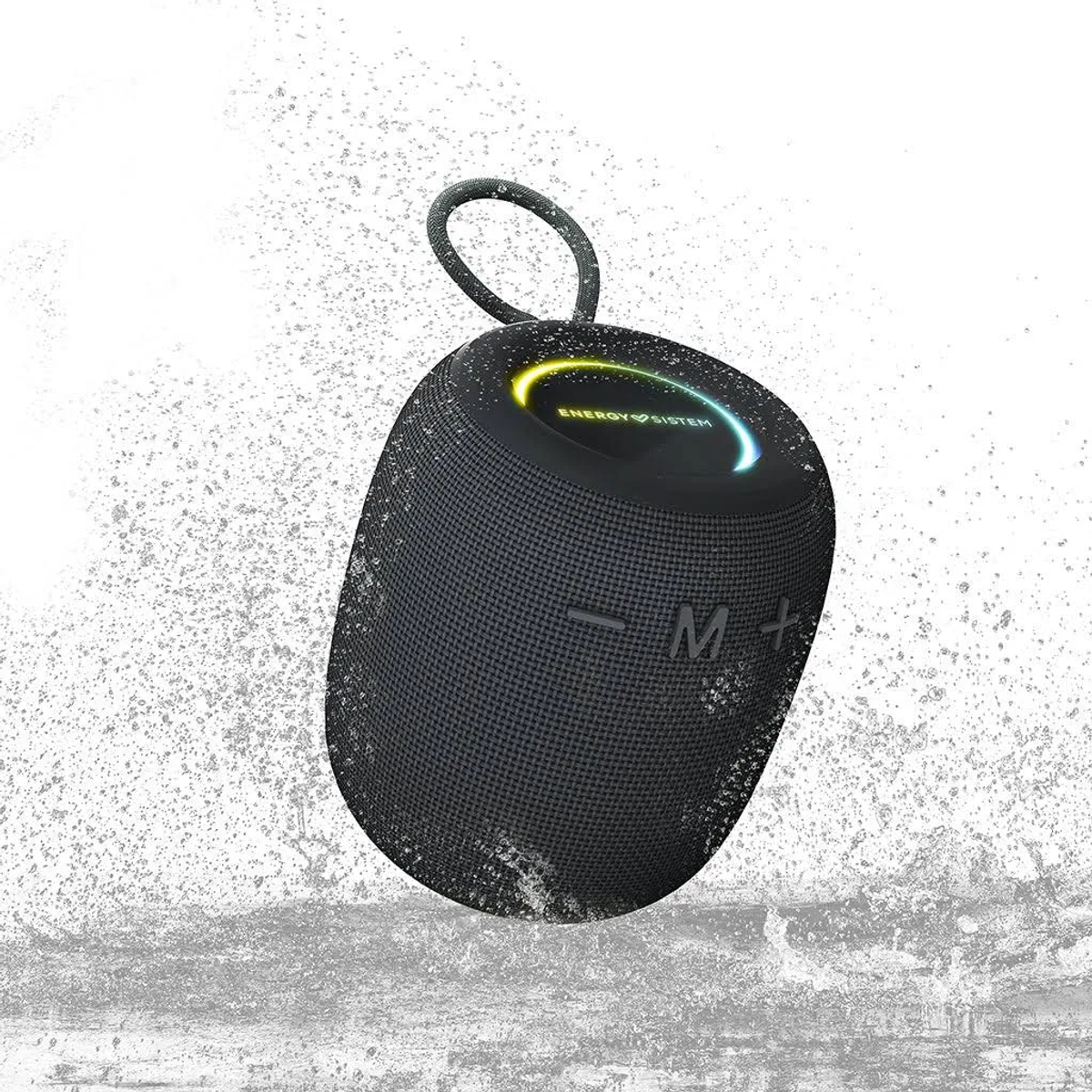 Un altoparlante nero Energy Sistem con anello superiore e controlli. Goccioline d'acqua suggeriscono resistenza all'acqua.