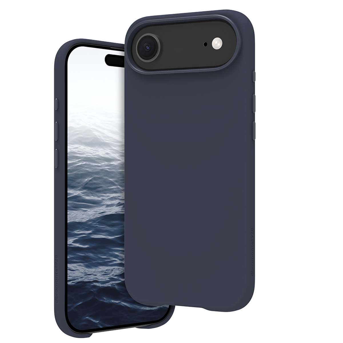 Una custodia blu navy è posizionata accanto a un telefono che mostra un'immagine d'acqua. La custodia ha un ritaglio per la fotocamera e pulsanti laterali.
