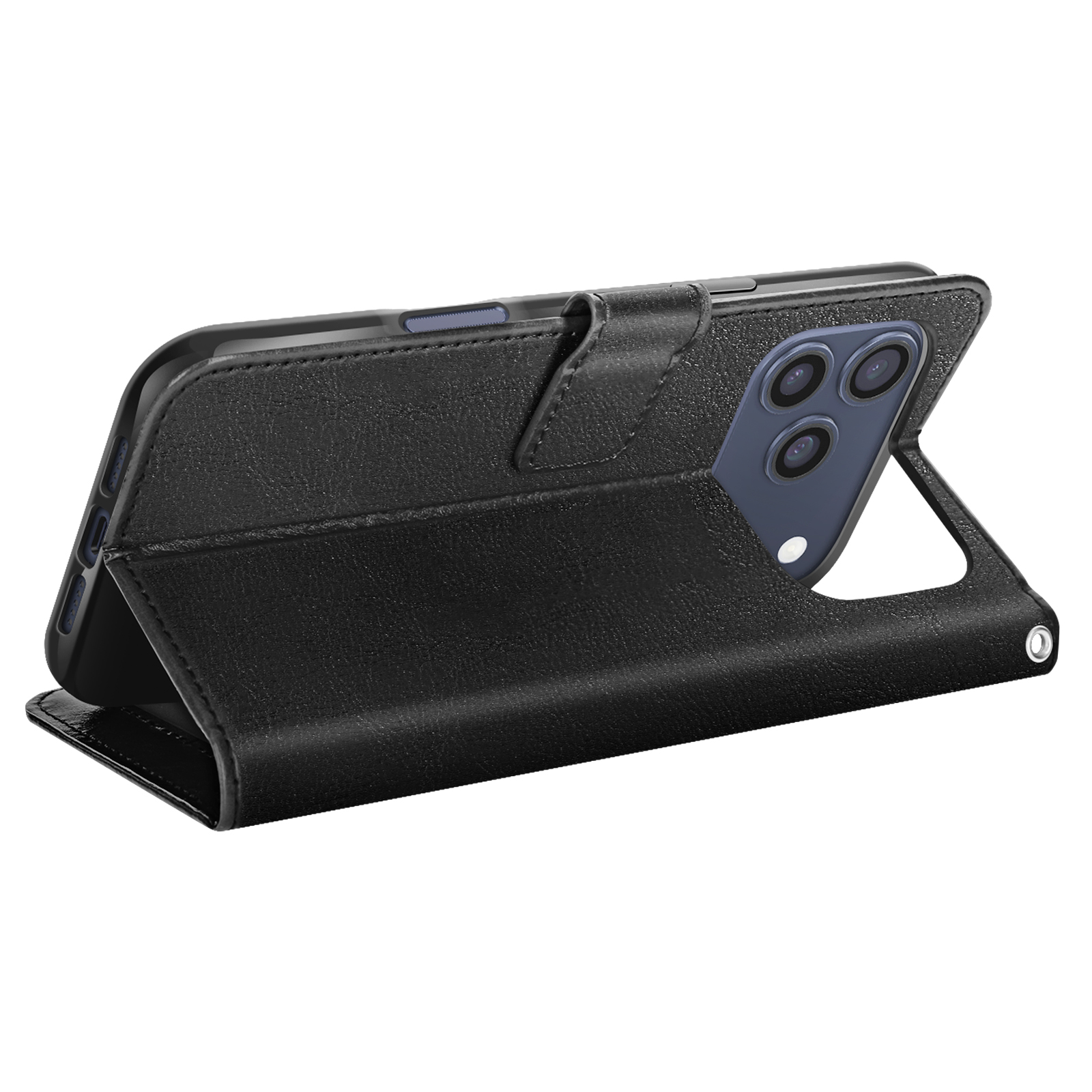 Een zwarte leren telefoonhoes is open en toont de achterkant van de telefoon met camera's. De hoes heeft een magnetische sluiting.