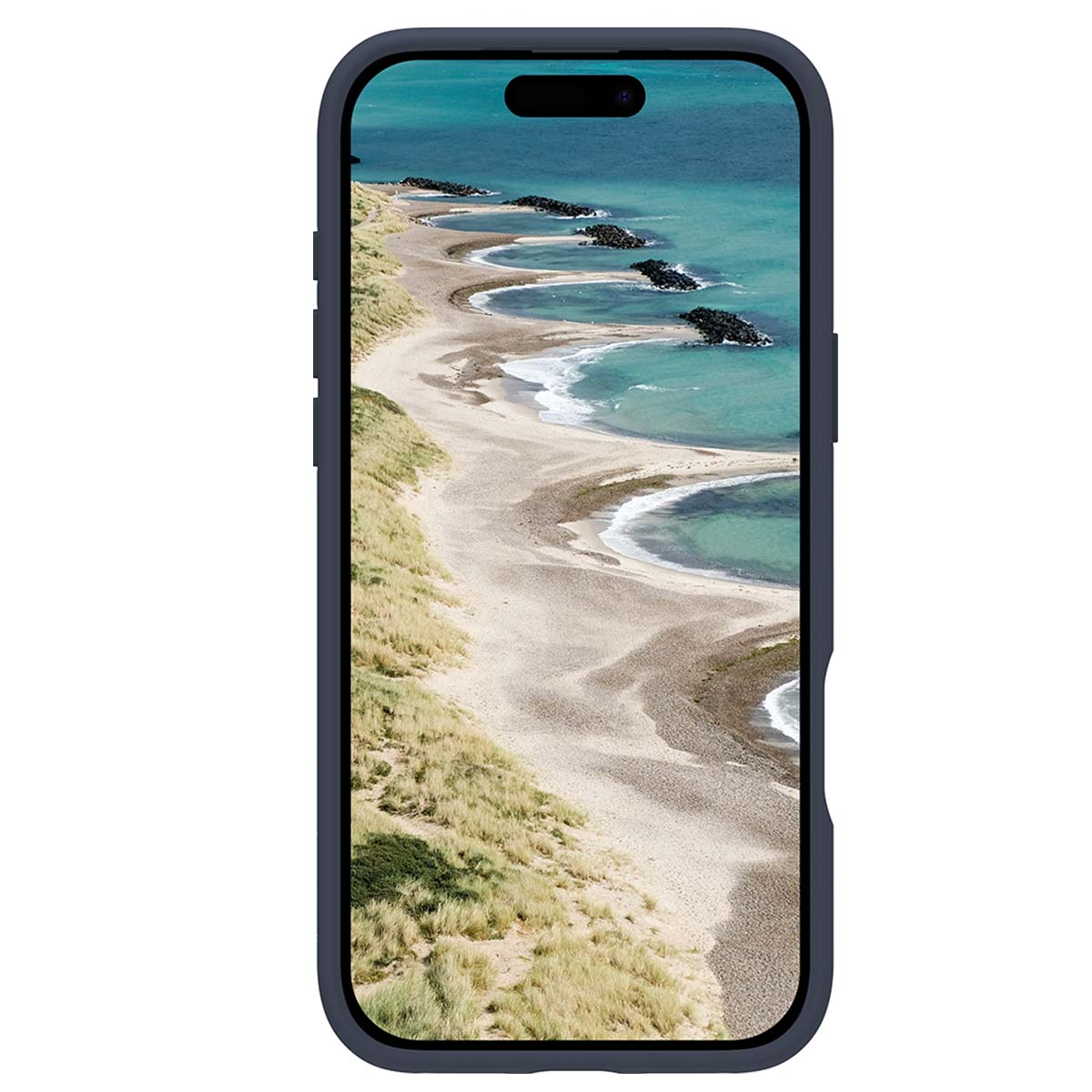 Un telefono mostra una scena di spiaggia. Le onde incontrano la sabbia. Erba verde e rocce scure sono visibili. Il telefono è in una custodia blu scuro.