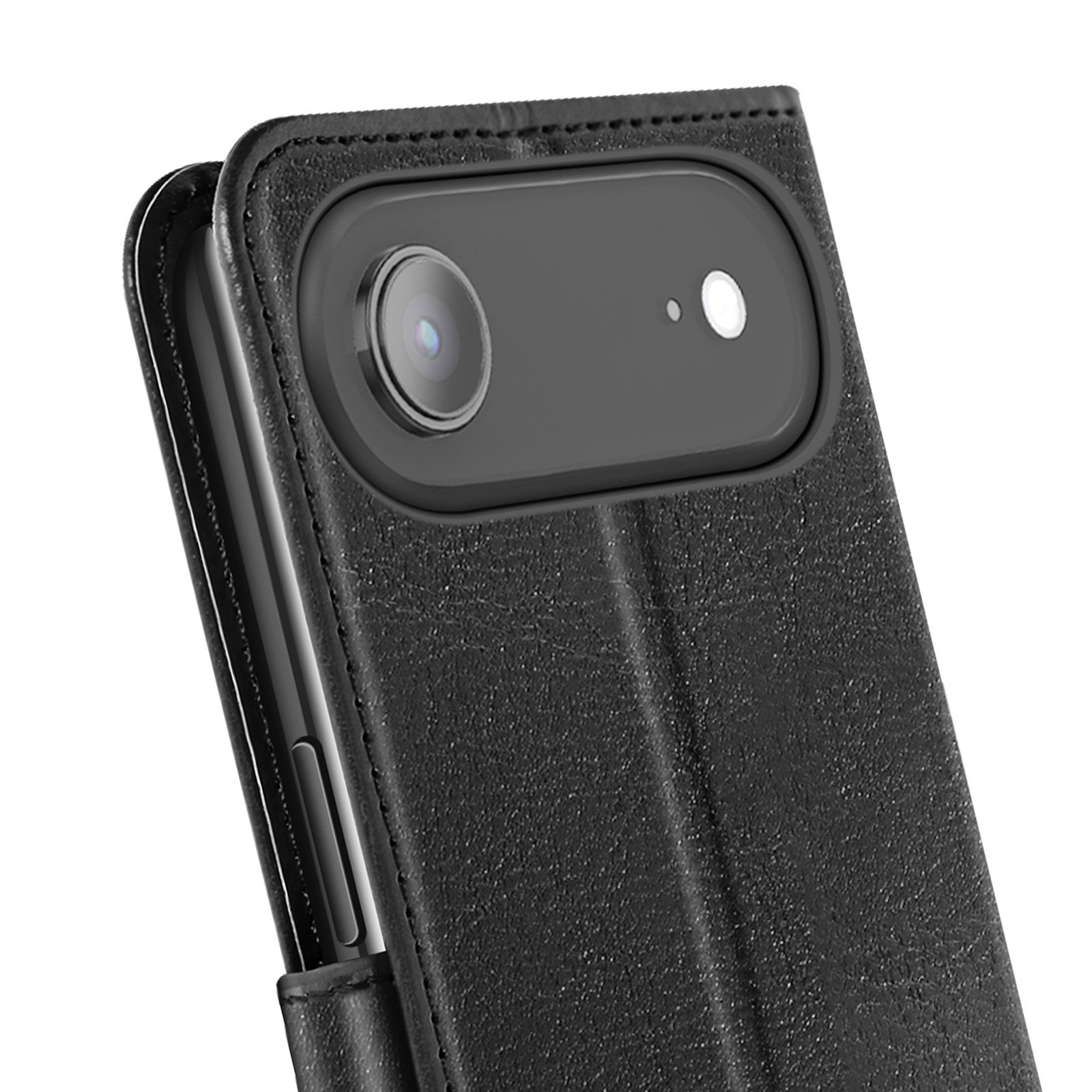 Primo piano di una custodia per telefono nera con un ritaglio per la fotocamera. La custodia è aperta, rivelando un telefono. Sfondo bianco.