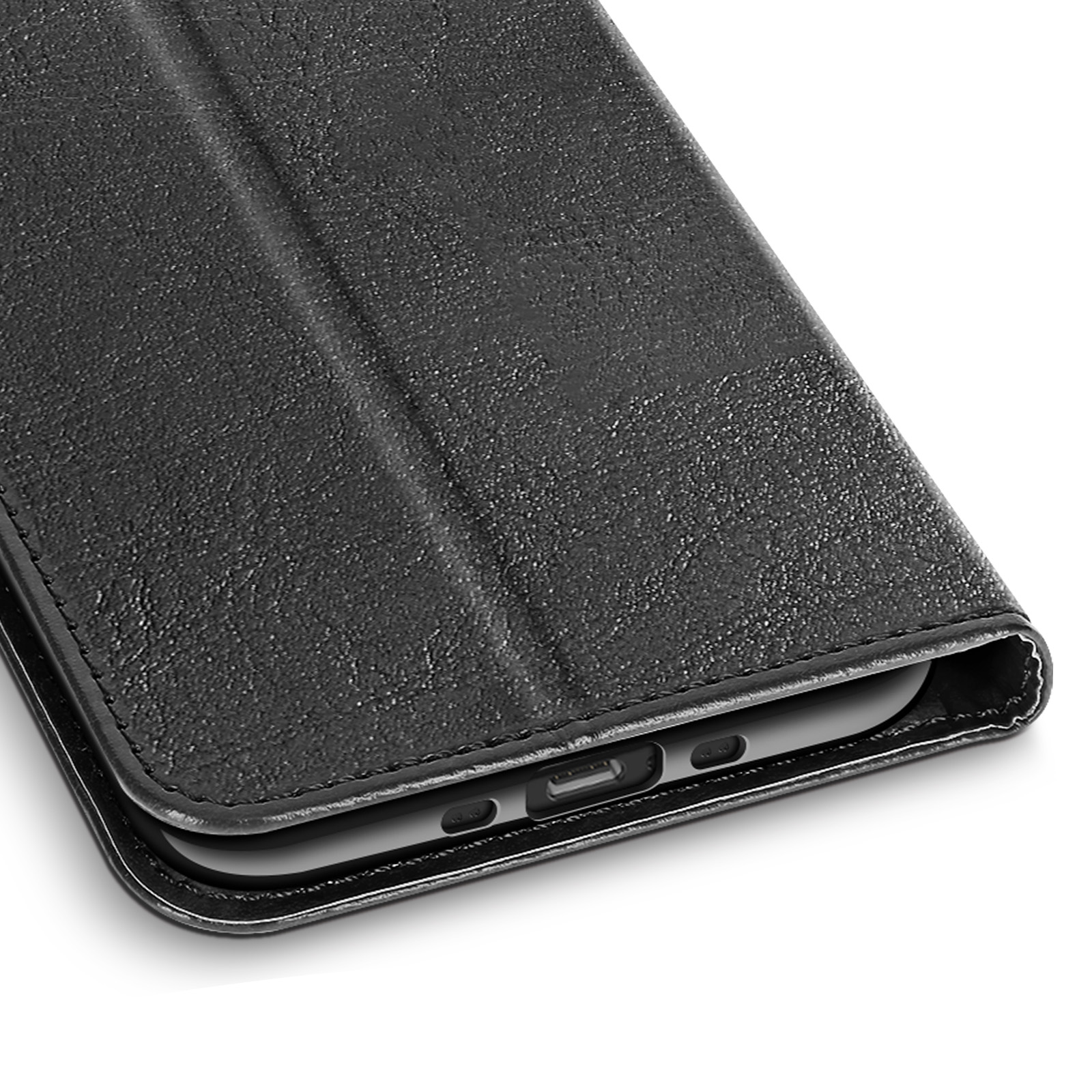 Primo piano di una custodia per telefono in pelle nera. La custodia è aperta, rivelando il bordo e le porte del telefono.