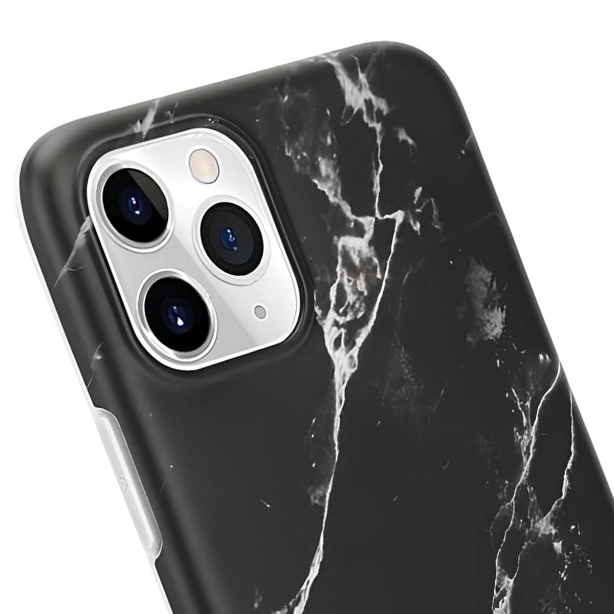 Primo piano di una custodia per telefono con un design in marmo nero. Le lenti della fotocamera sono visibili. La custodia è nera con venature bianche.