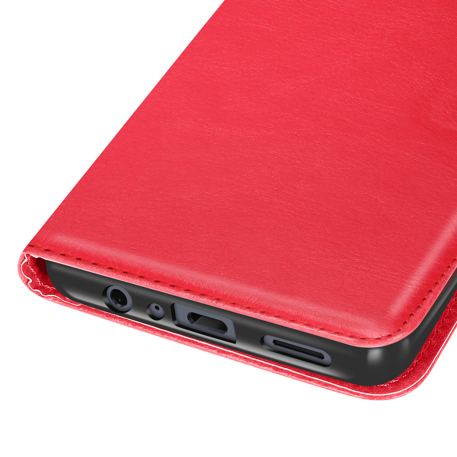 Étui de téléphone en cuir rouge. Montre le bord avec ports, boutons et détails de couture. Fond blanc.
