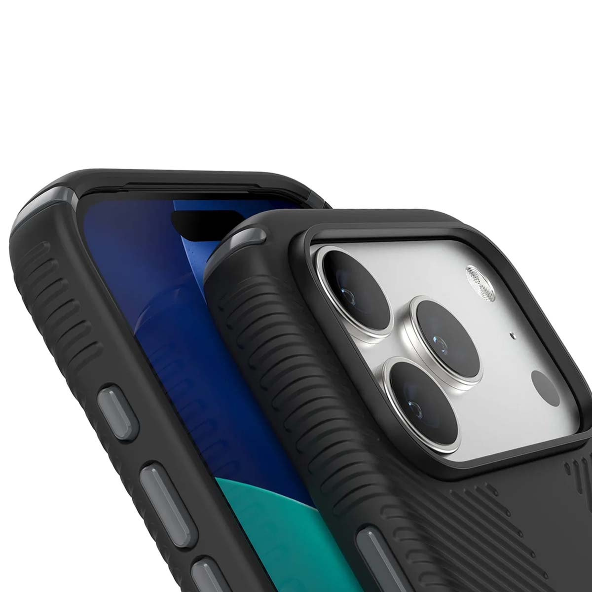 Close-up van een telefoon in een zwarte beschermhoes. De telefoon heeft een zilveren camerabehuizing met drie lenzen. Het scherm is blauw.