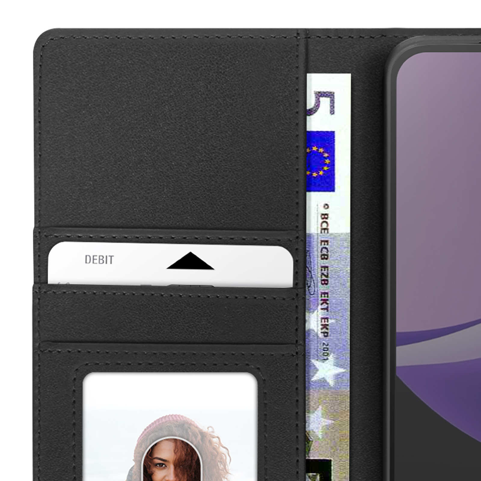 Portefeuille noir avec une carte de débit, un billet de 5 euros et une photo. Un téléphone visible à droite.
