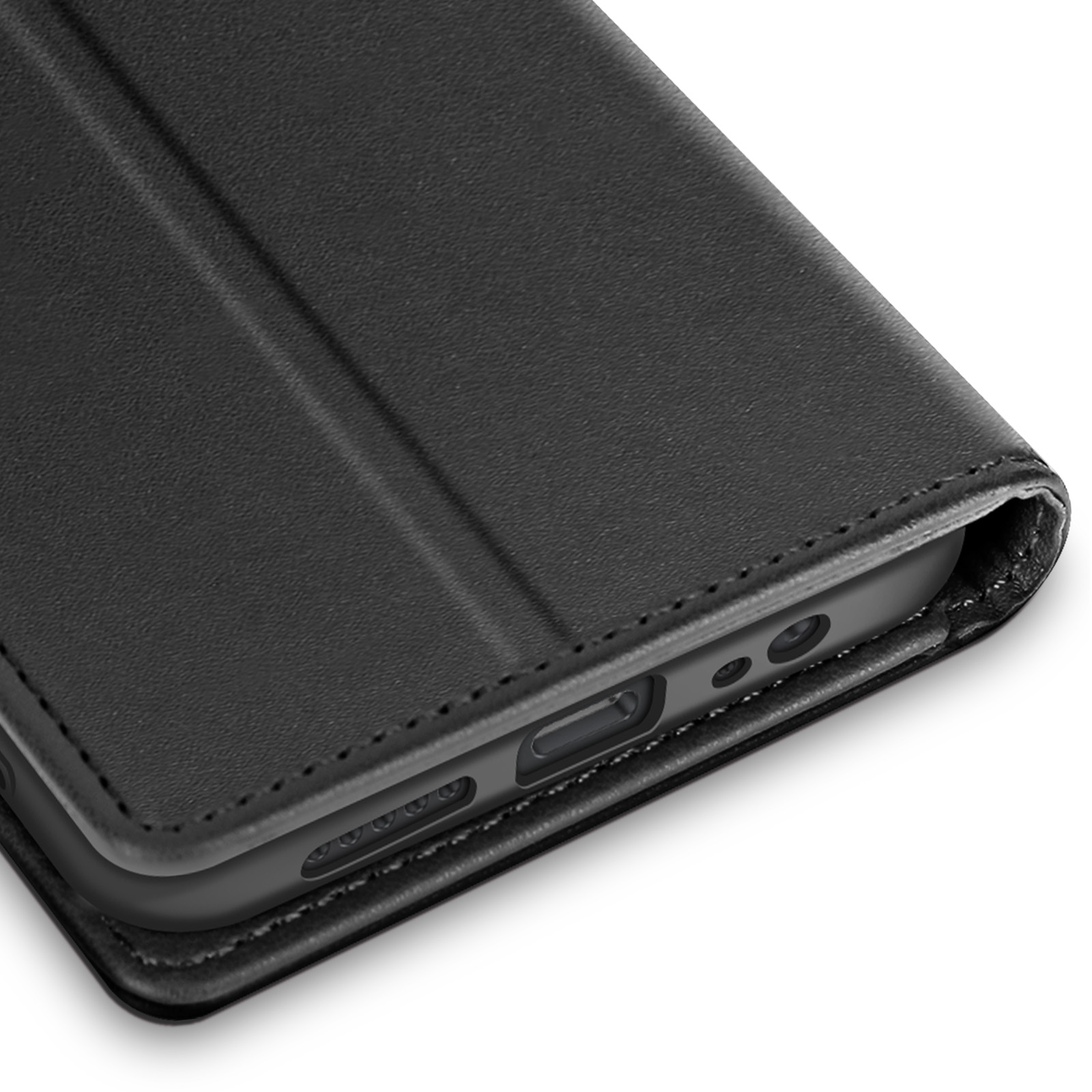 Gros plan sur un étui de téléphone noir. L'étui est en similicuir avec des coutures. Le bord inférieur du téléphone est visible.