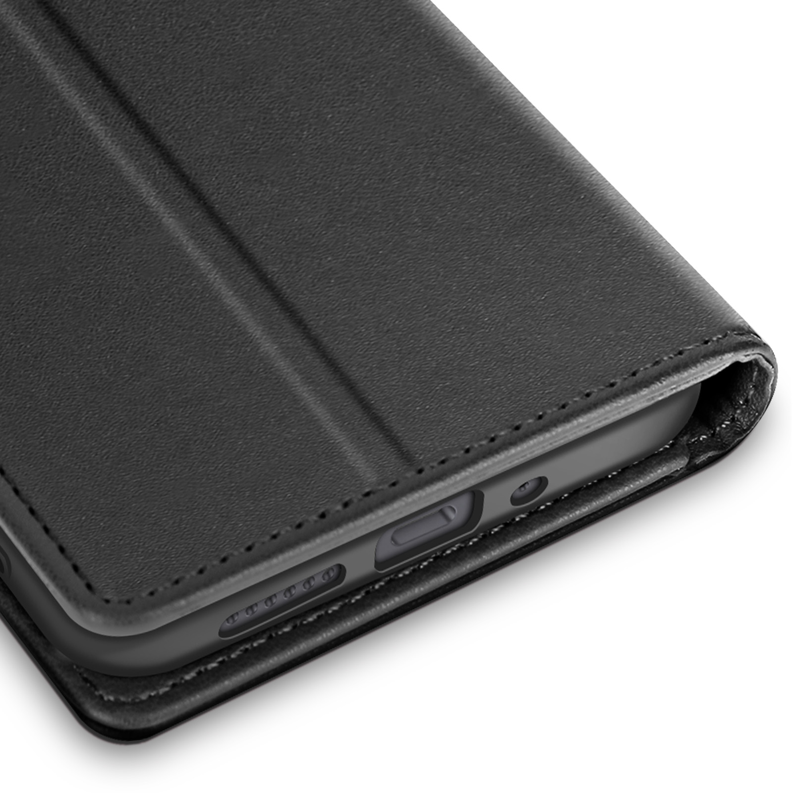 Close-up van een zwarte leren telefoonhoes met gedeeltelijk zichtbare telefoon. De hoes heeft een textuuroppervlak en staat op een witte achtergrond.