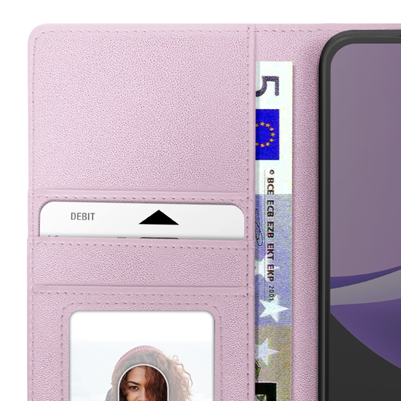 Un portefeuille rose contient une carte et un billet de cinq euros à côté d'un téléphone. Une photo d'une femme est visible.