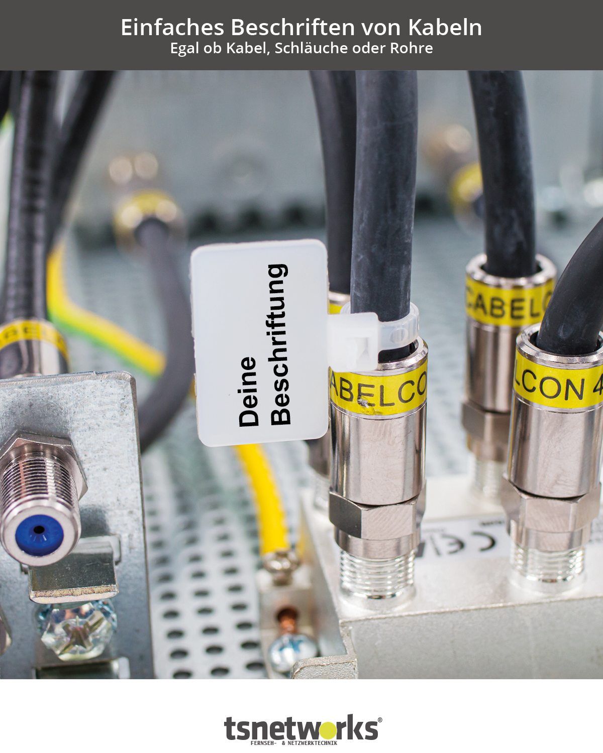 Nahaufnahme von beschrifteten Kabeln. Schwarze Kabel mit weißen Etiketten. Etiketten sagen 'Deine Beschriftung'. Silberne Stecker und gelbe Drähte sind sichtbar.