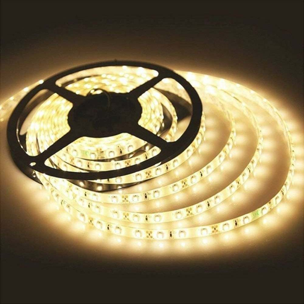 Eine Rolle LED-Streifen, die warmweißes Licht emittieren. Die Spule ist schwarz, mit den Lichtern aufgewickelt und nach außen verlaufend.