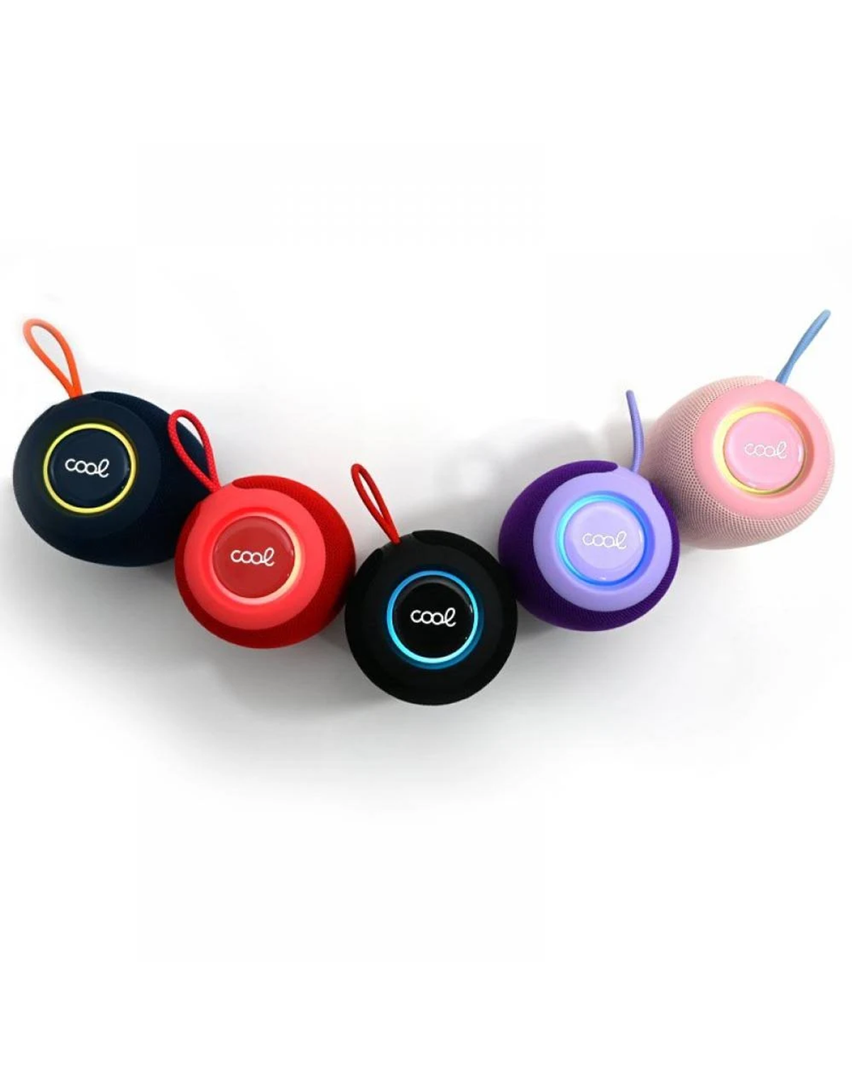 Cinque altoparlanti rotondi e colorati con la parola 'cool'. Hanno anelli di colori diversi. Lo sfondo è bianco.