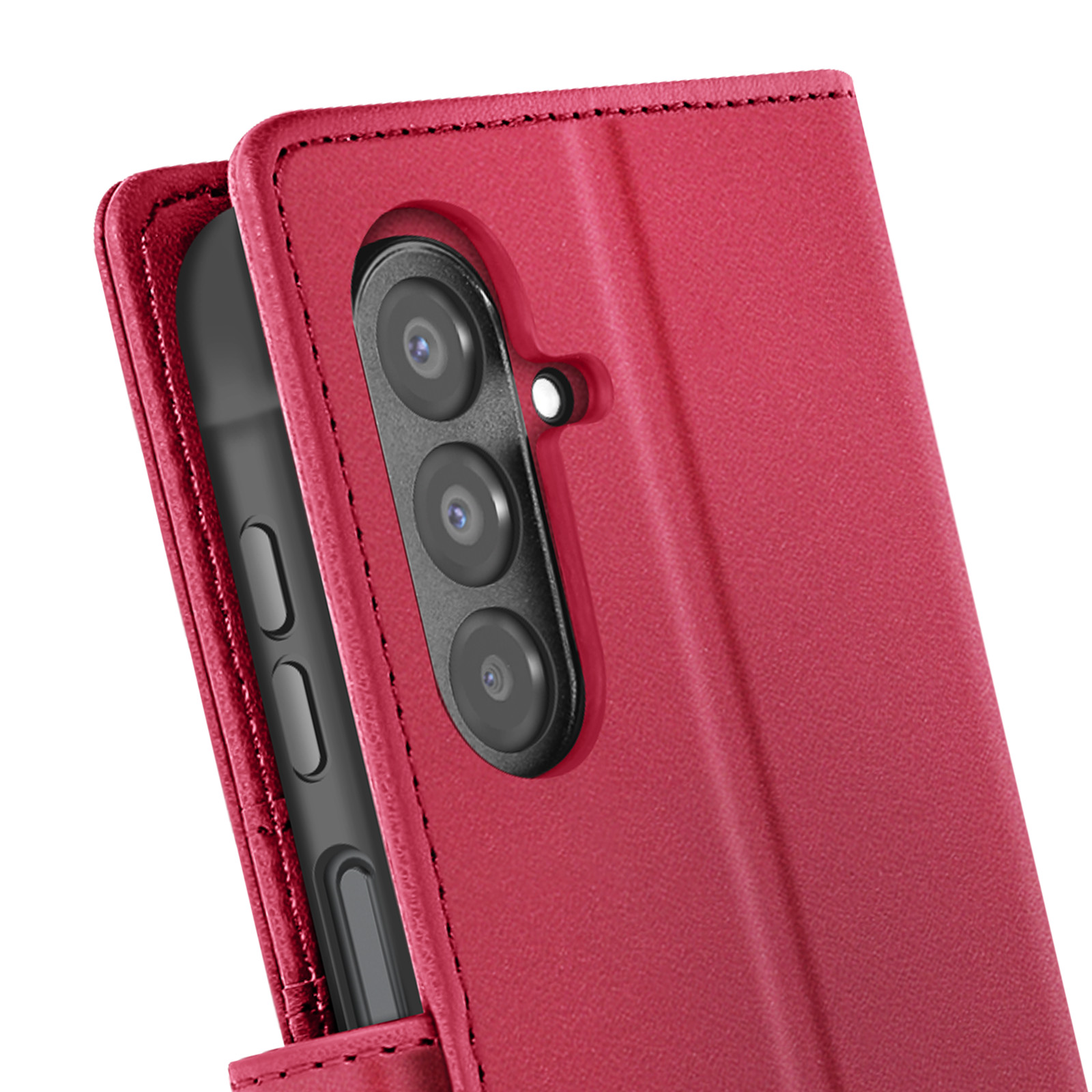 Gros plan sur un étui de téléphone rouge avec un téléphone à l'intérieur. Le téléphone a des caméras. L'étui est détaillé.