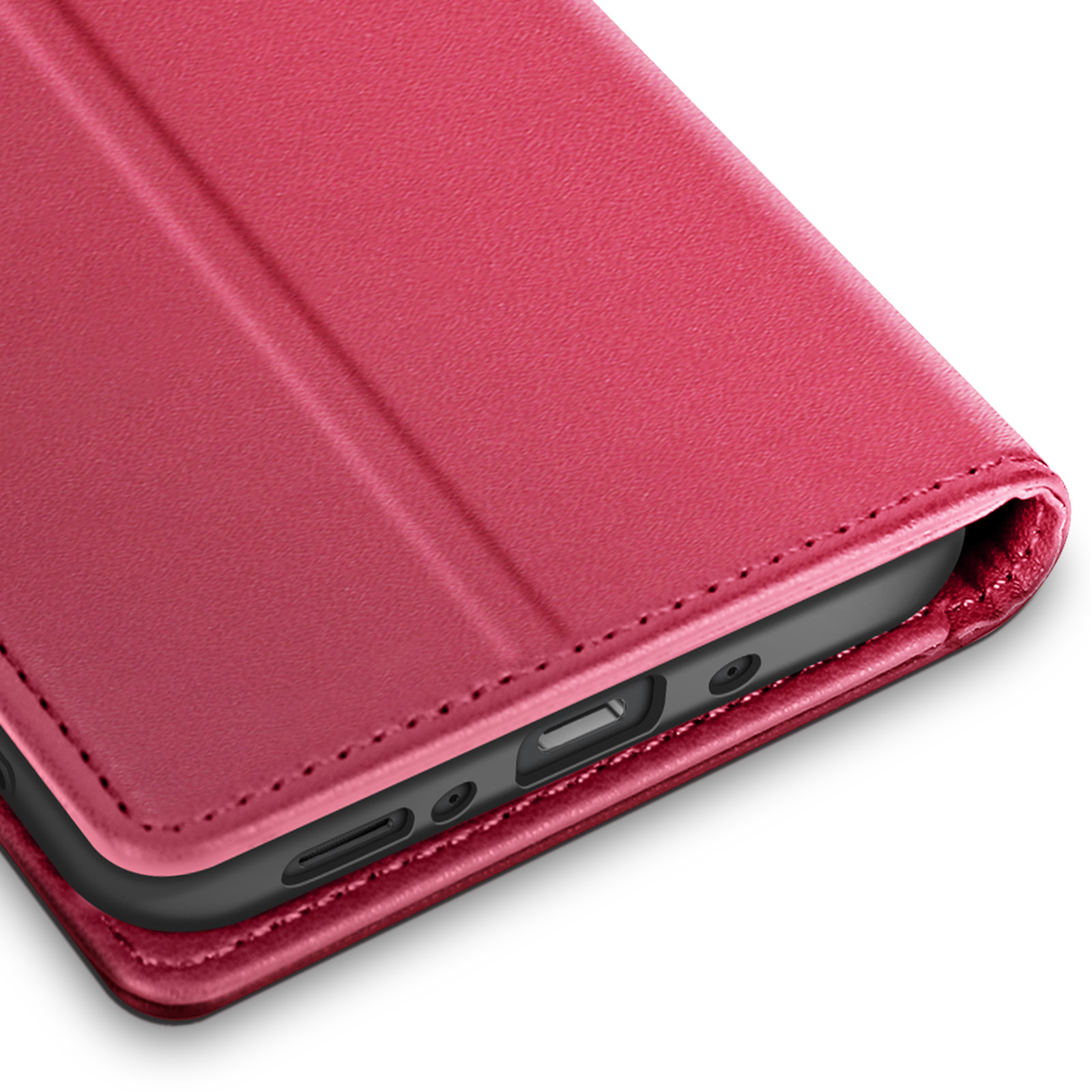 Gros plan sur un étui de téléphone en cuir rouge. L'étui est ouvert, révélant le côté du téléphone avec ports et boutons.