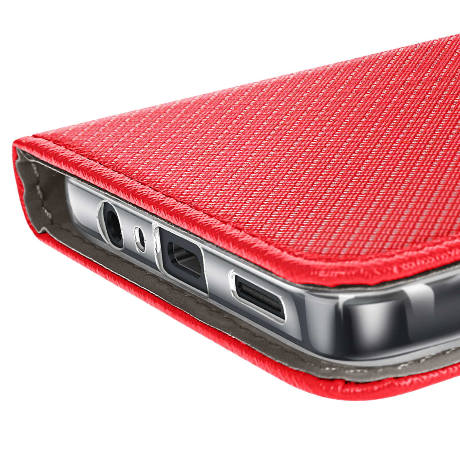 Primo piano di una custodia rossa per telefono con superficie strutturata. Le porte del telefono sono visibili. Rifinitura grigia e sfondo bianco.
