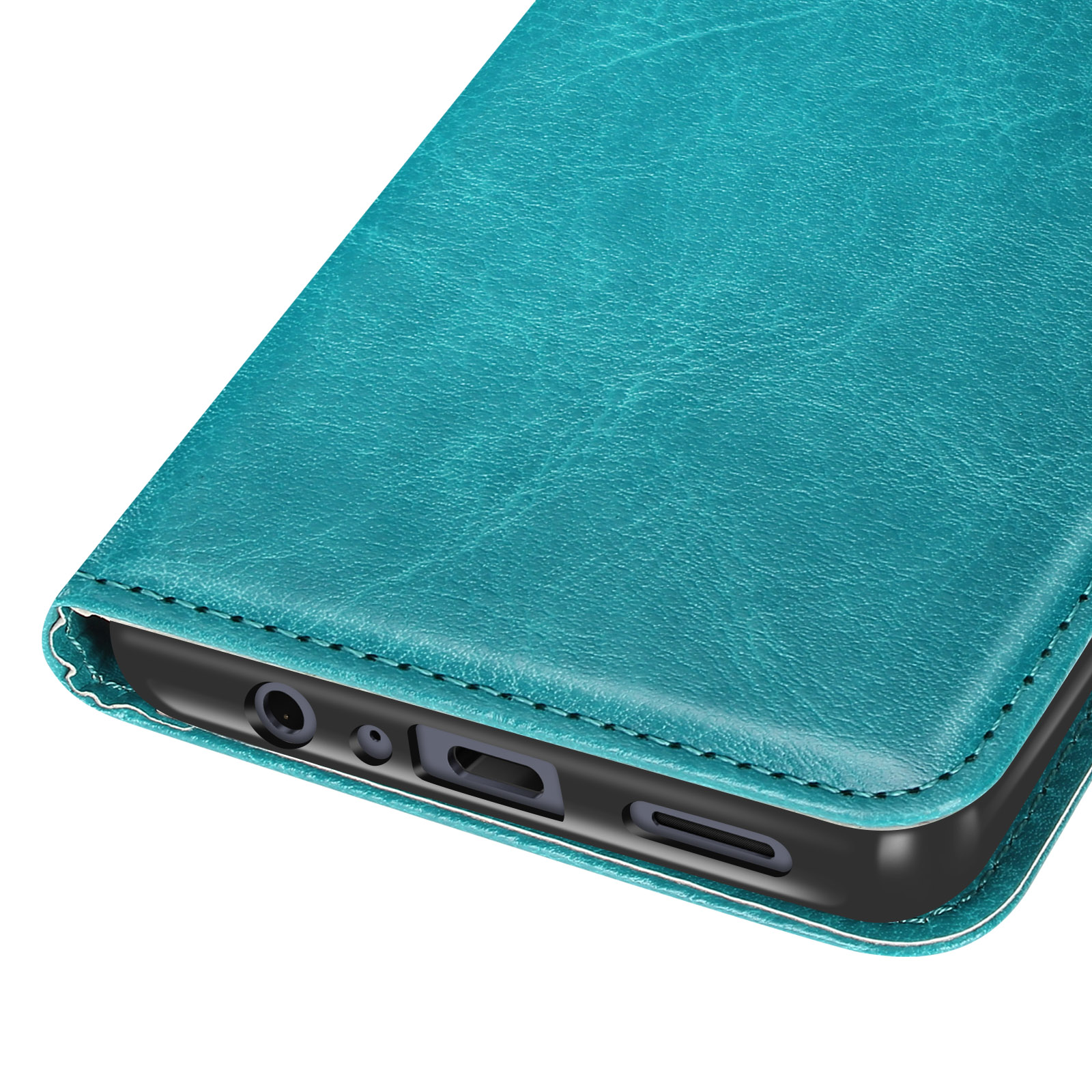 Gros plan sur un étui de téléphone en cuir bleu sarcelle. Le bord inférieur du téléphone est visible, avec des ports et un haut-parleur.