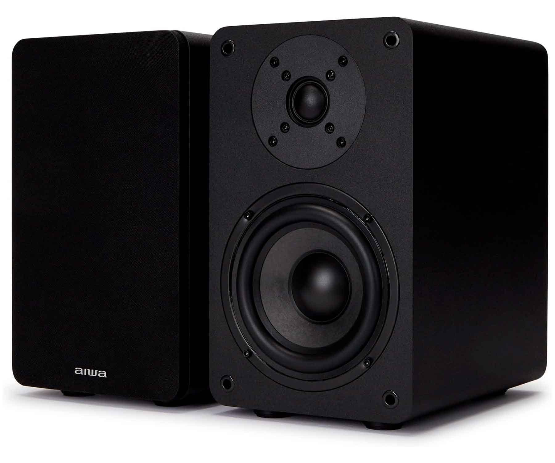 Due altoparlanti neri con woofer e tweeter. L'altoparlante a sinistra ha il logo "aiwa".