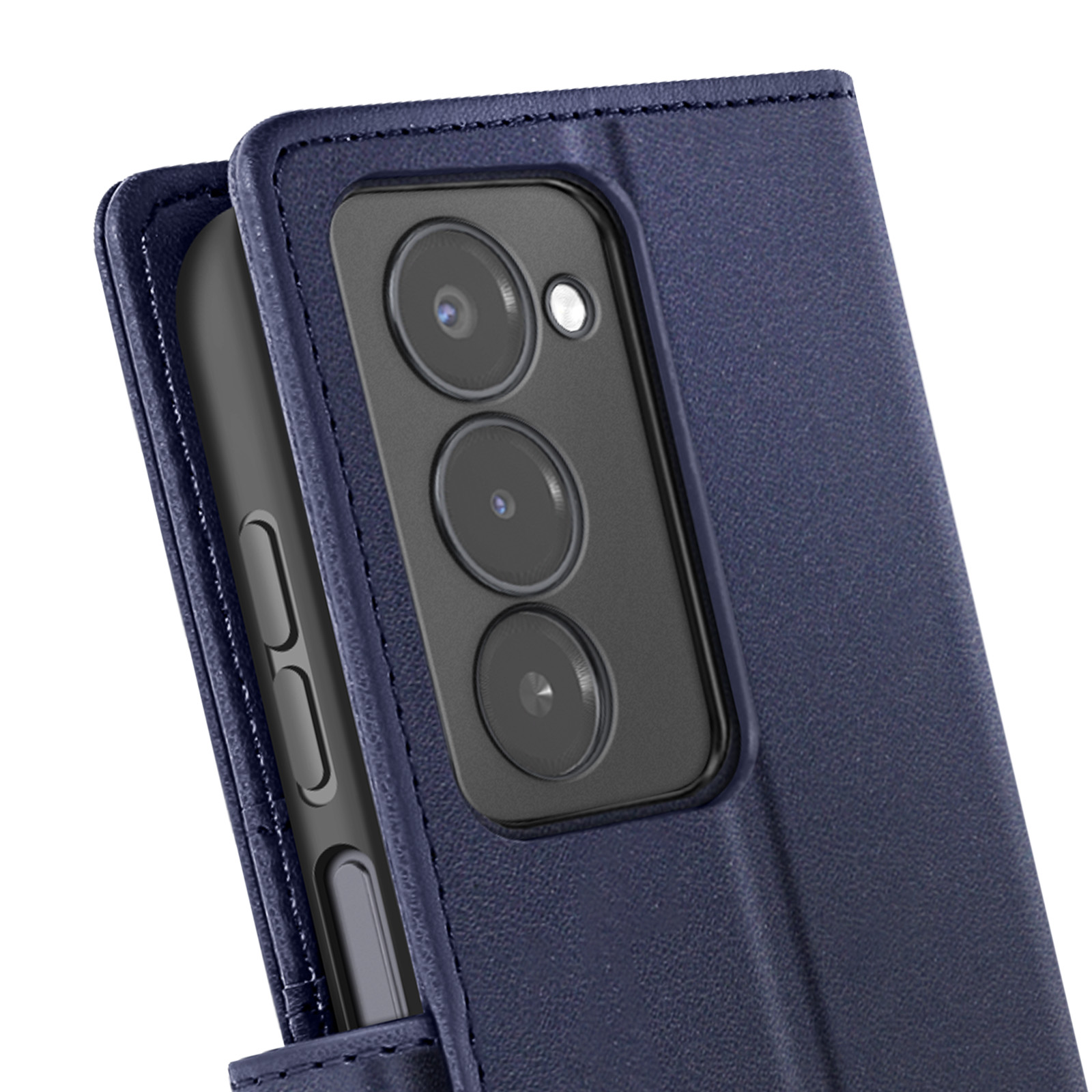 Close-up van een blauwe telefoonhoes met een telefoon erin. De hoes heeft een uitsparing voor de camera en de telefoon heeft knoppen.