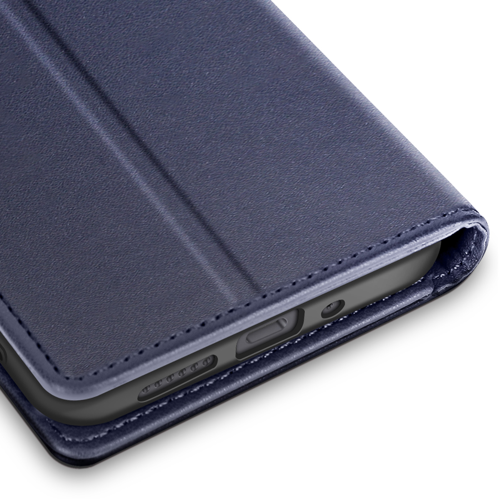 Close-up van een blauwe telefoonhoes met telefoon erin. De hoes is leerachtig, met een gestikte rand en een opvouwbare cover.