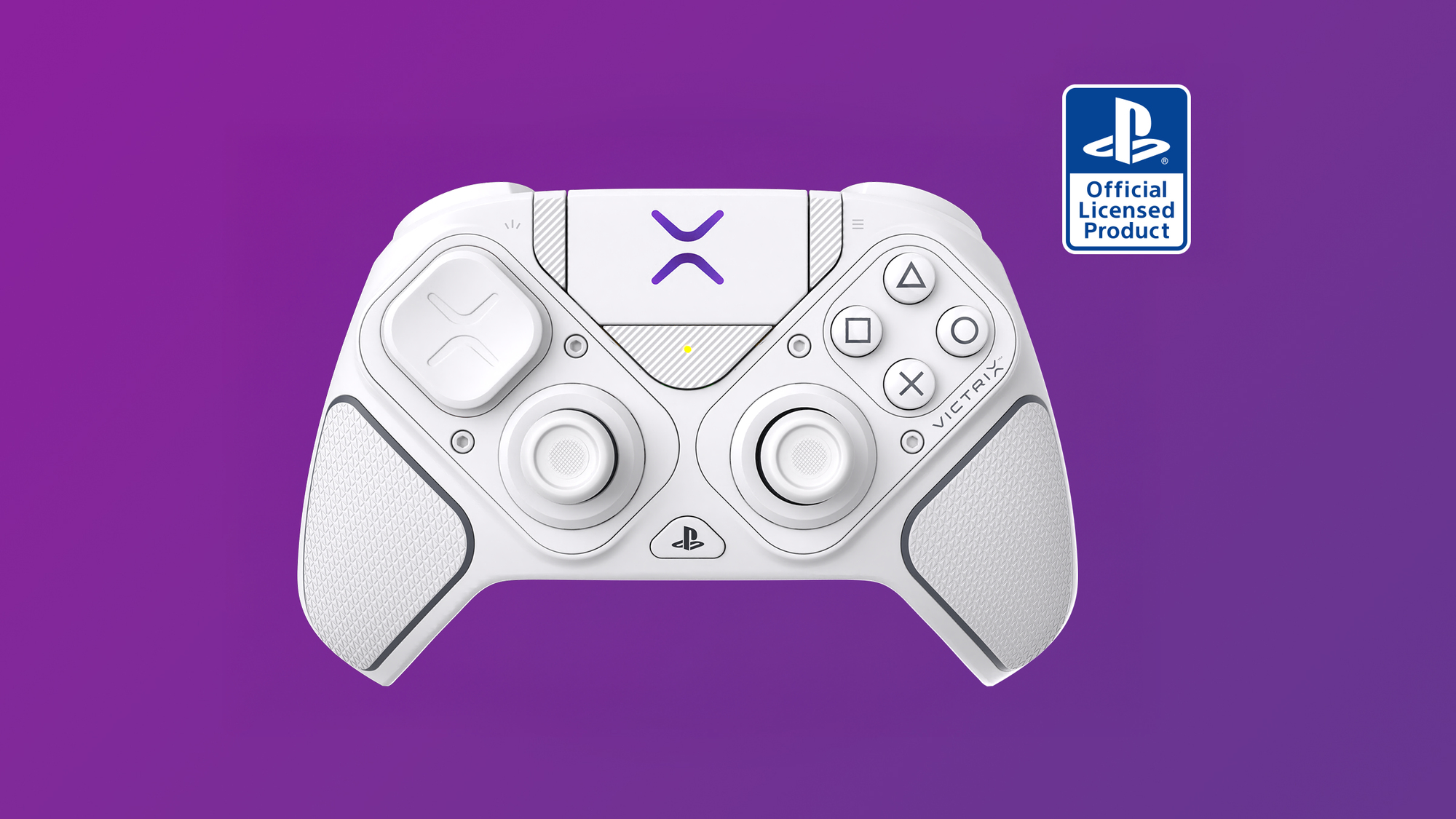 Un controller PS5 Victrix bianco. Ha dettagli viola e uno sfondo viola. Il logo ufficiale del prodotto con licenza è in alto a destra.