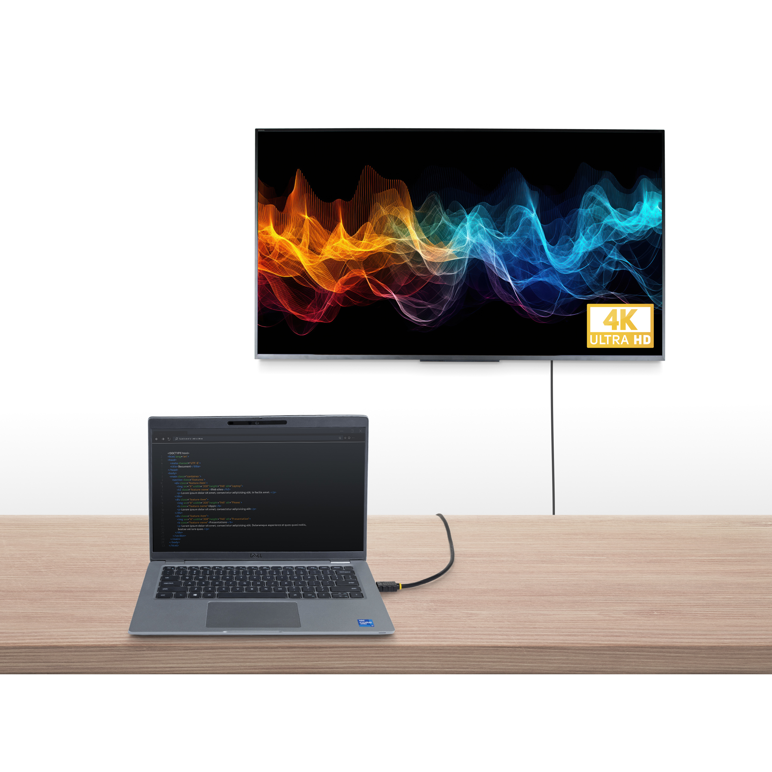 Ein Laptop ist mit einem 4K-Fernseher mit farbenfroher abstrakter Anzeige verbunden. Sie stehen auf einem Holzschreibtisch.