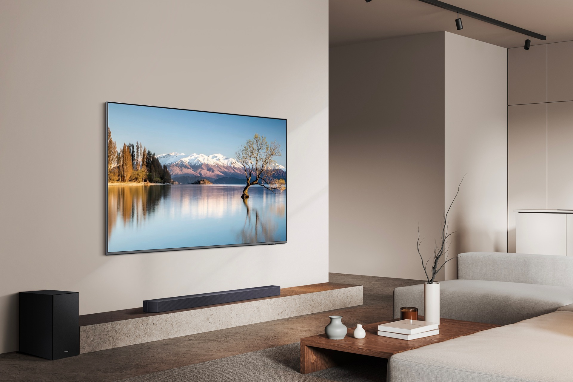 Wohnzimmer mit Fernseher, der eine Seeszene zeigt. Enthält ein Sofa, einen Couchtisch und ein Soundsystem.