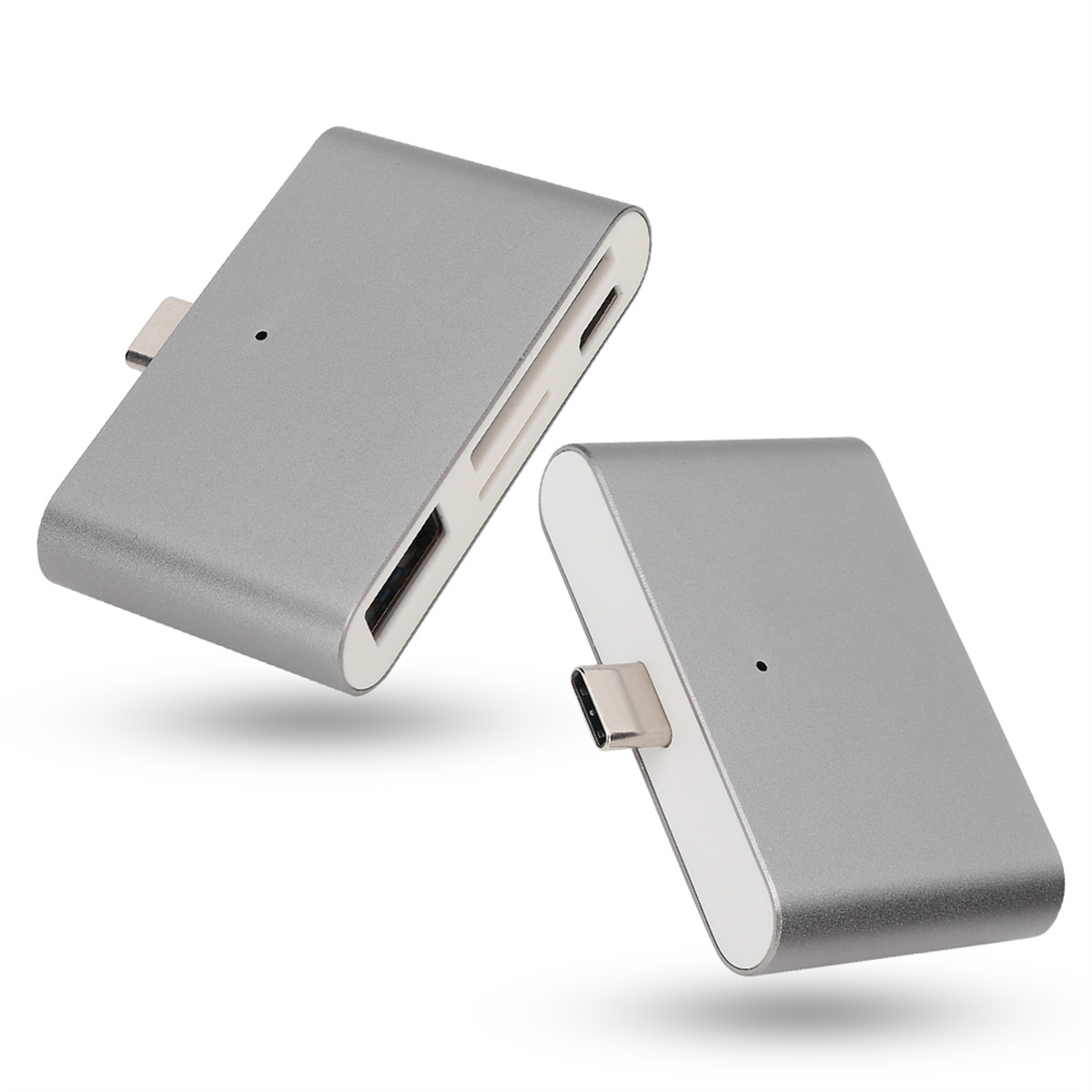 Zwei silberne rechteckige USB-C-Hubs, einer abgewinkelt und der andere flach, auf weißem Hintergrund. Einer hat sichtbare Anschlüsse.