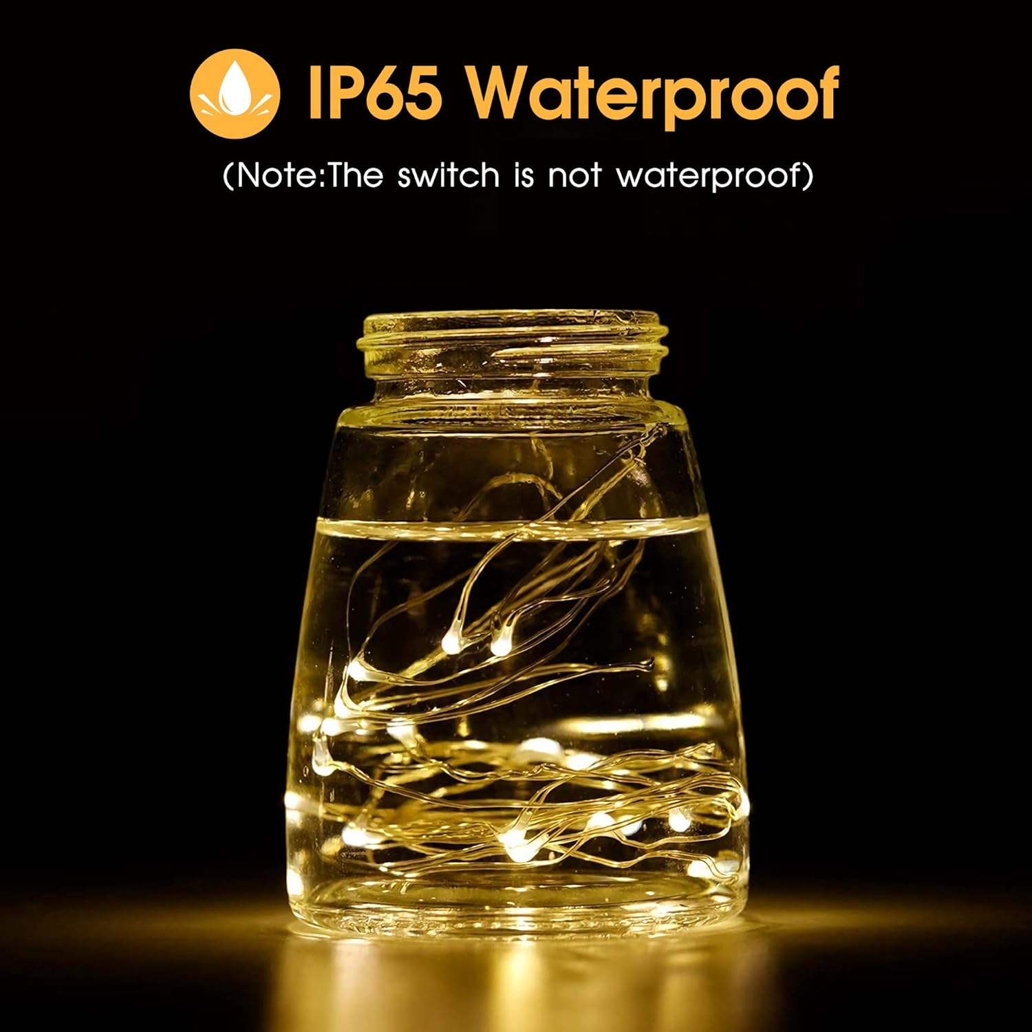Ein Glas mit Lichterketten im Inneren, gefüllt mit Wasser, vor schwarzem Hintergrund. Text: IP65 Wasserdicht.