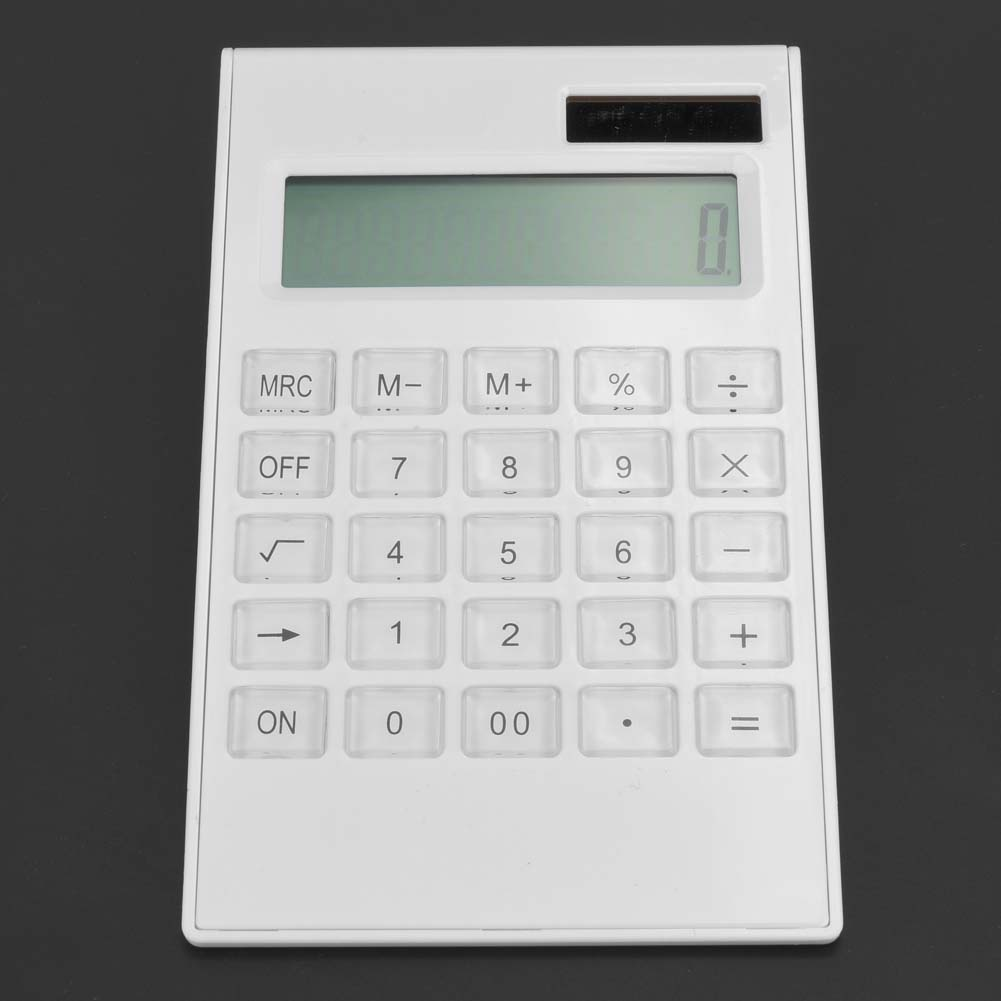 Ein weißer Taschenrechner mit grünem Display und Tasten. Tasten umfassen Zahlen, Grundrechenarten und Funktionstasten auf schwarzem Hintergrund.