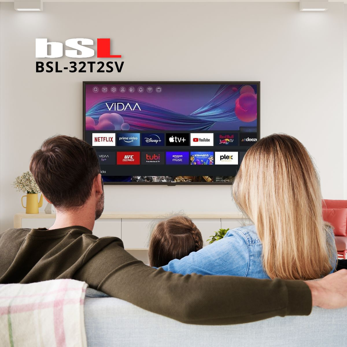 Familia viendo la televisión. El televisor muestra aplicaciones de streaming. Madre, padre e hijo están en un sofá. El televisor está etiquetado como 'VIDAA'.
