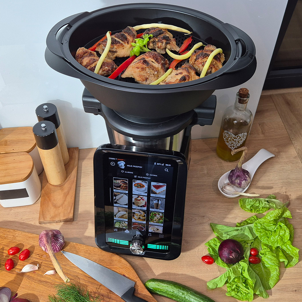 Robot kuchenny z gotowanym kurczakiem, warzywami i wyświetlaczem cyfrowym. Czosnek, olej i przyprawy na drewnie.