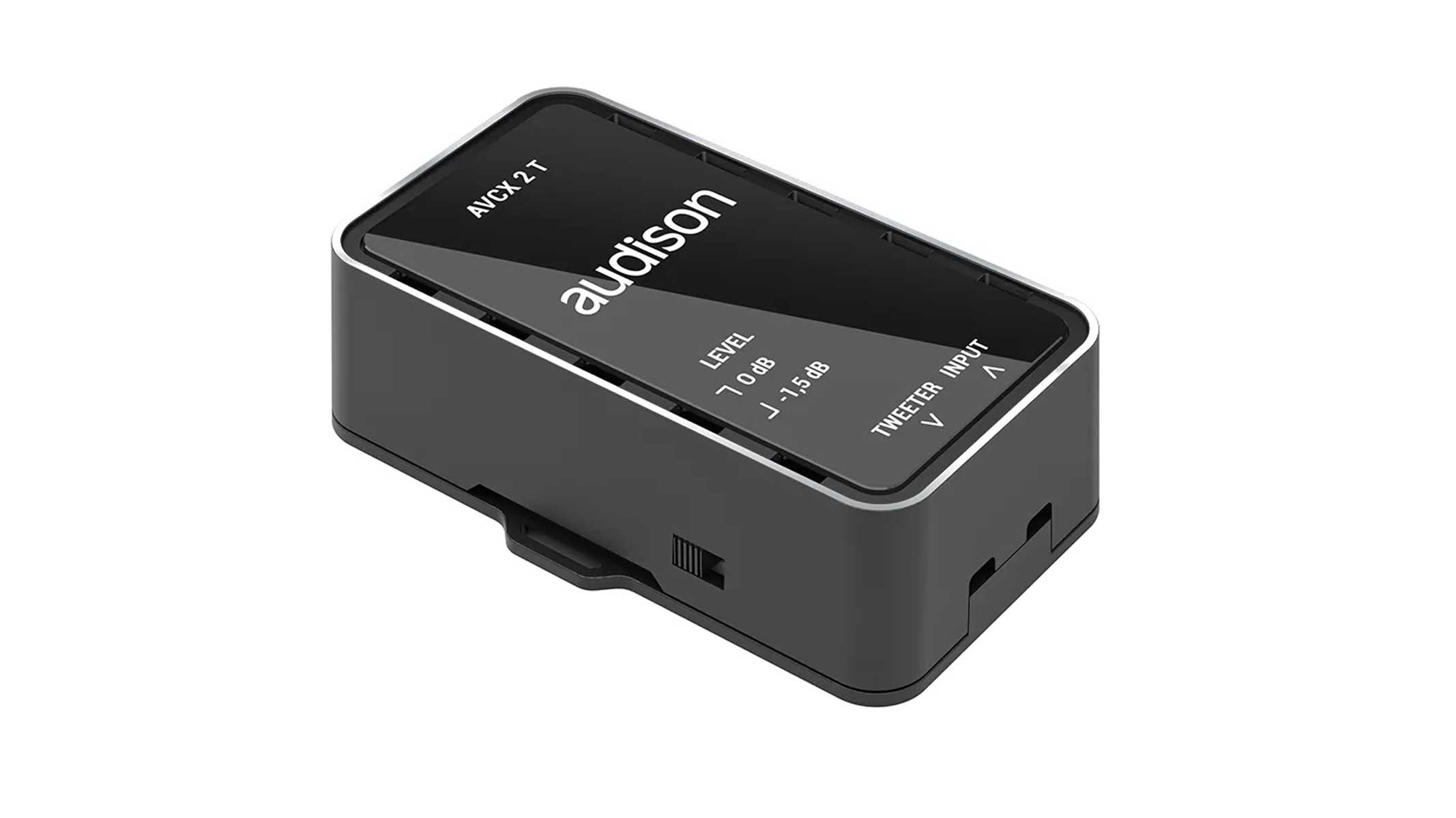 Ein schwarzes Audison AVCX 2 T Audiokomponente. Es hat Pegel- und Hochtönereingangsindikatoren. Der Hintergrund ist weiß.