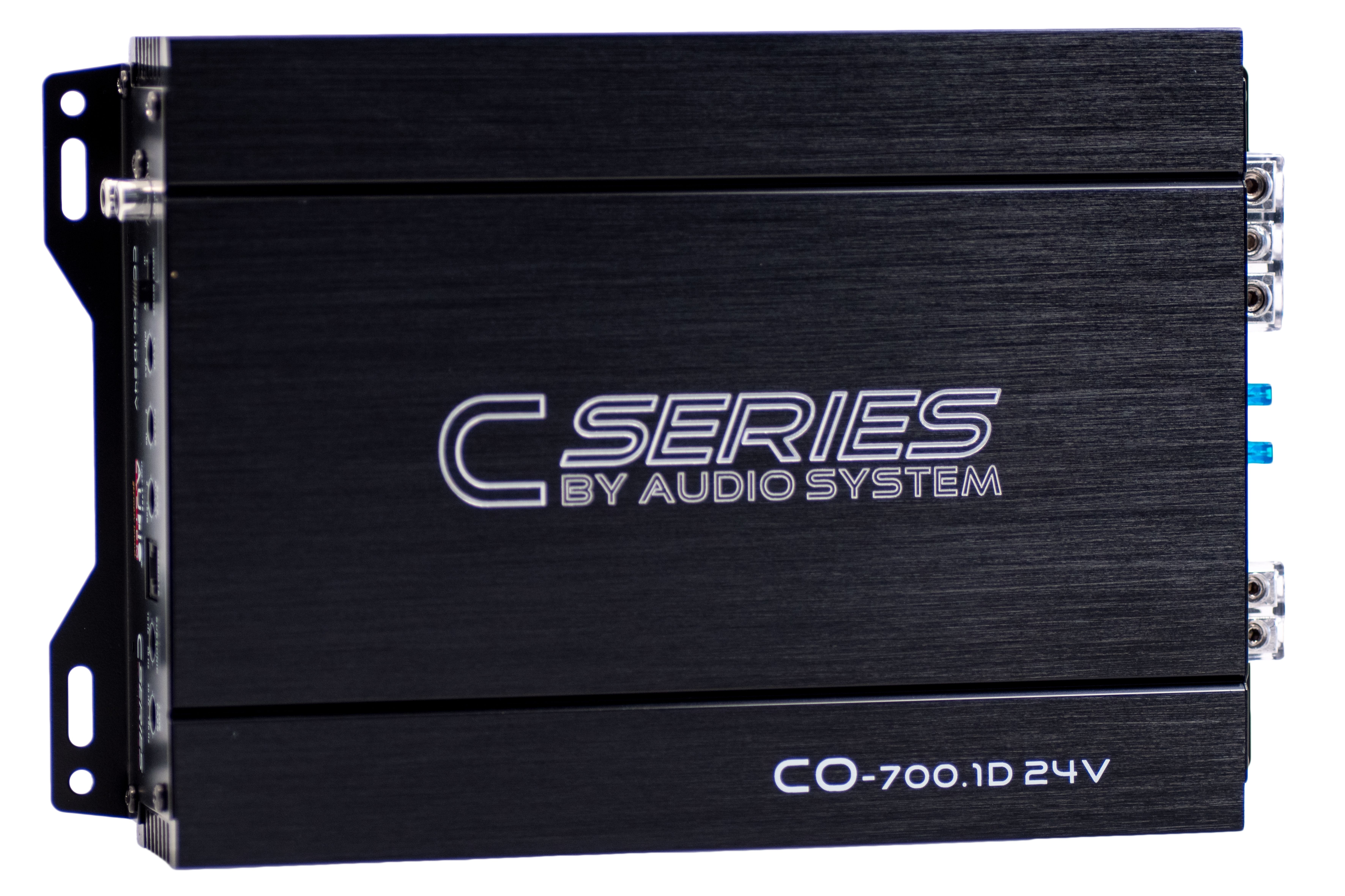Schwarzer Audioverstärker mit weißem Text: C SERIES BY AUDIO SYSTEM, Modell CO-700.1D 24V. Anschlüsse seitlich.