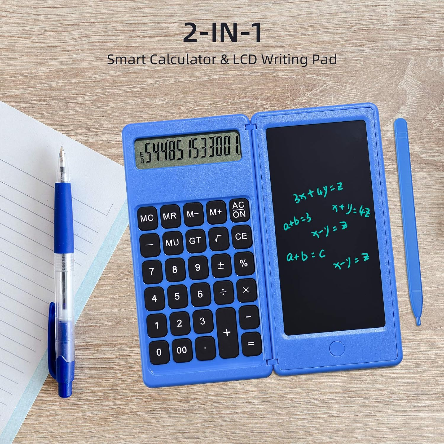 Blauer 2-in-1-Rechner mit LCD-Schreibtafel, Stift und Papier. Der Rechner zeigt Zahlen an. Auf dem Pad stehen Gleichungen.