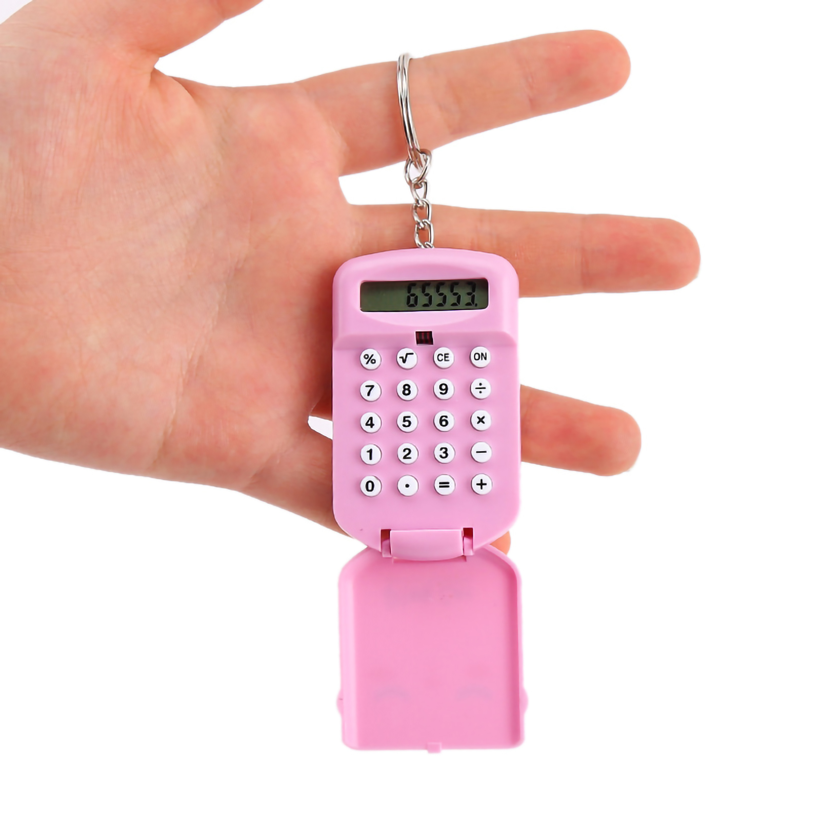 Eine Hand hält einen rosa Taschenrechner-Schlüsselanhänger. Der Rechner zeigt 65553 an. Der untere Teil des Rechners ist offen.