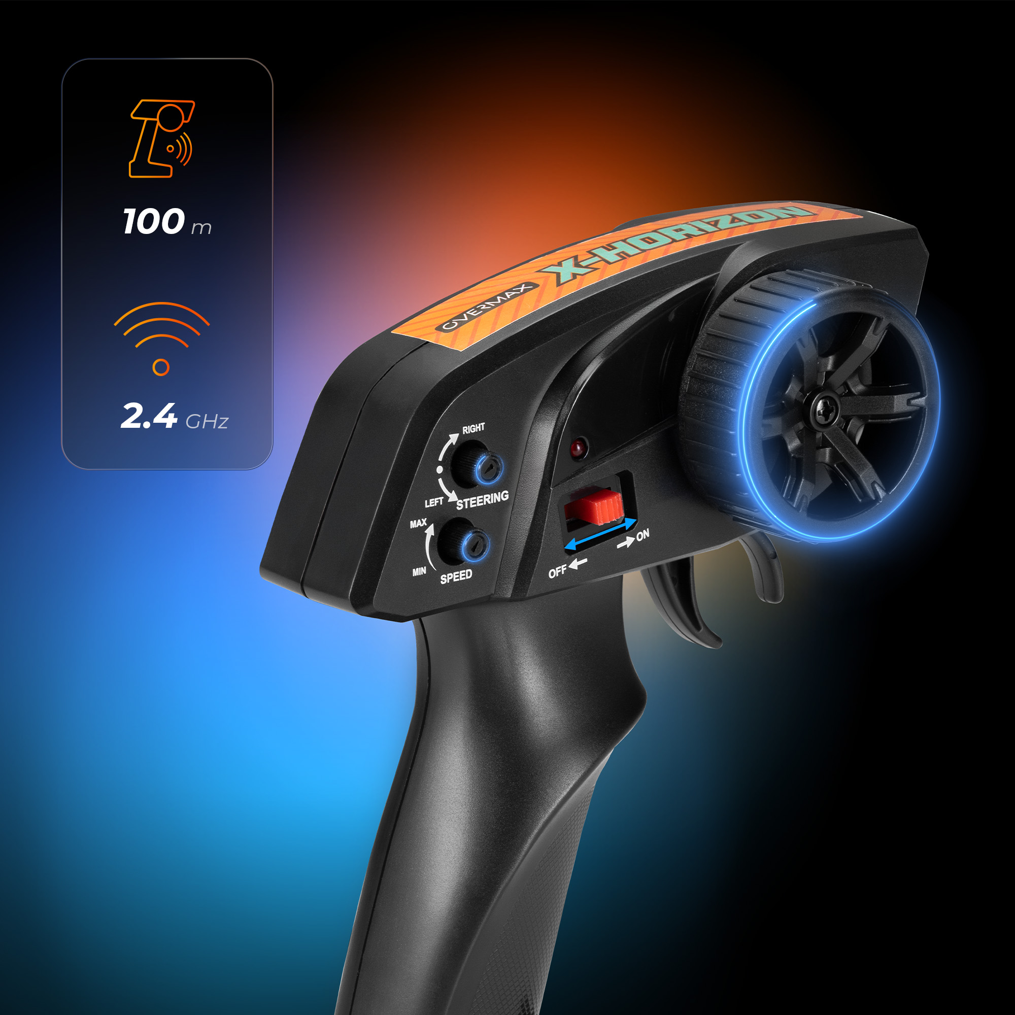 Een zwarte RC-controller met oranje accenten, knoppen en een wiel. Inclusief details over bereik en frequentie.