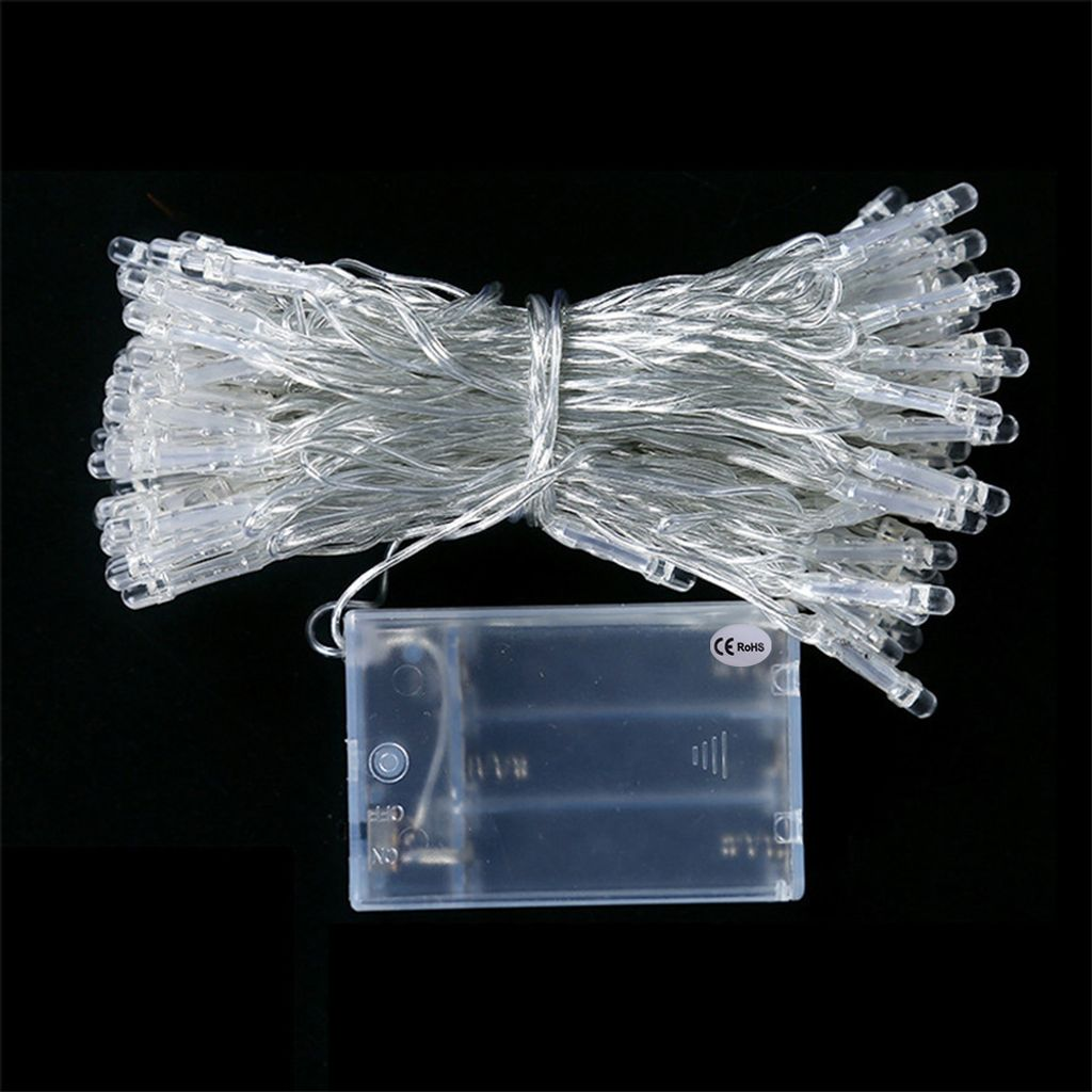 Ein Bündel klarer Lichterketten mit einem Akkupack. Die Lichter sind geclustert und der Akkupack ist aus klarem Kunststoff.