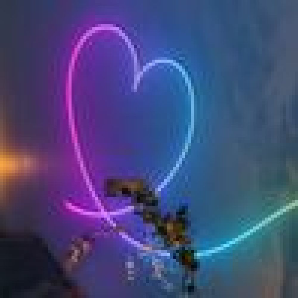Ein Neon-Herz-Umriss leuchtet vor blauem Hintergrund mit lila und rosa Farbtönen. Der Vordergrund hat unscharfe Details.
