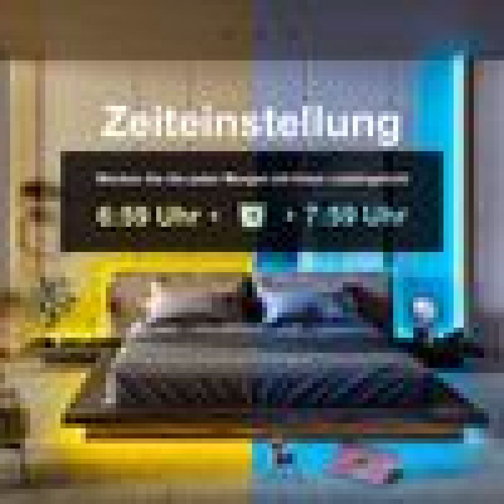 Ein Schlafzimmer mit Bett. Die Szene ist mit gelbem Licht links und blauem Licht rechts geteilt. Ein Bildschirm an der Wand zeigt Text an.