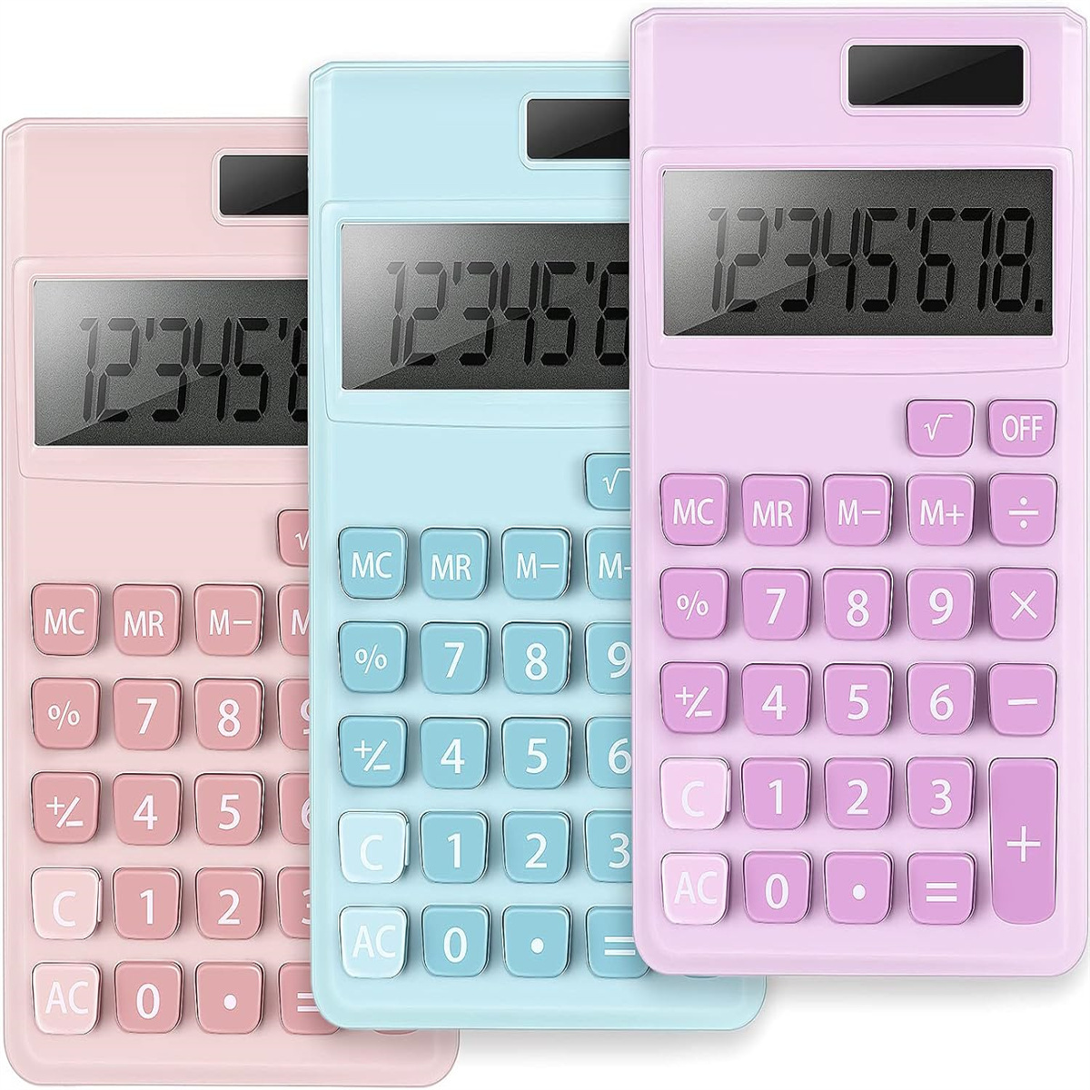 Drei farbige Taschenrechner: rosa, blau und hellrosa. Jeder hat eine digitale Anzeige mit Zahlen und verschiedenen Funktionstasten.