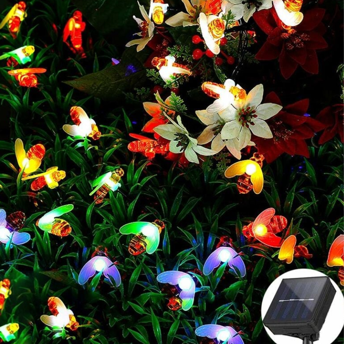 Bunte dekorative Lichter in Form von Bienen und Blumen in einem Garten, mit Solarpanel in der Ecke.