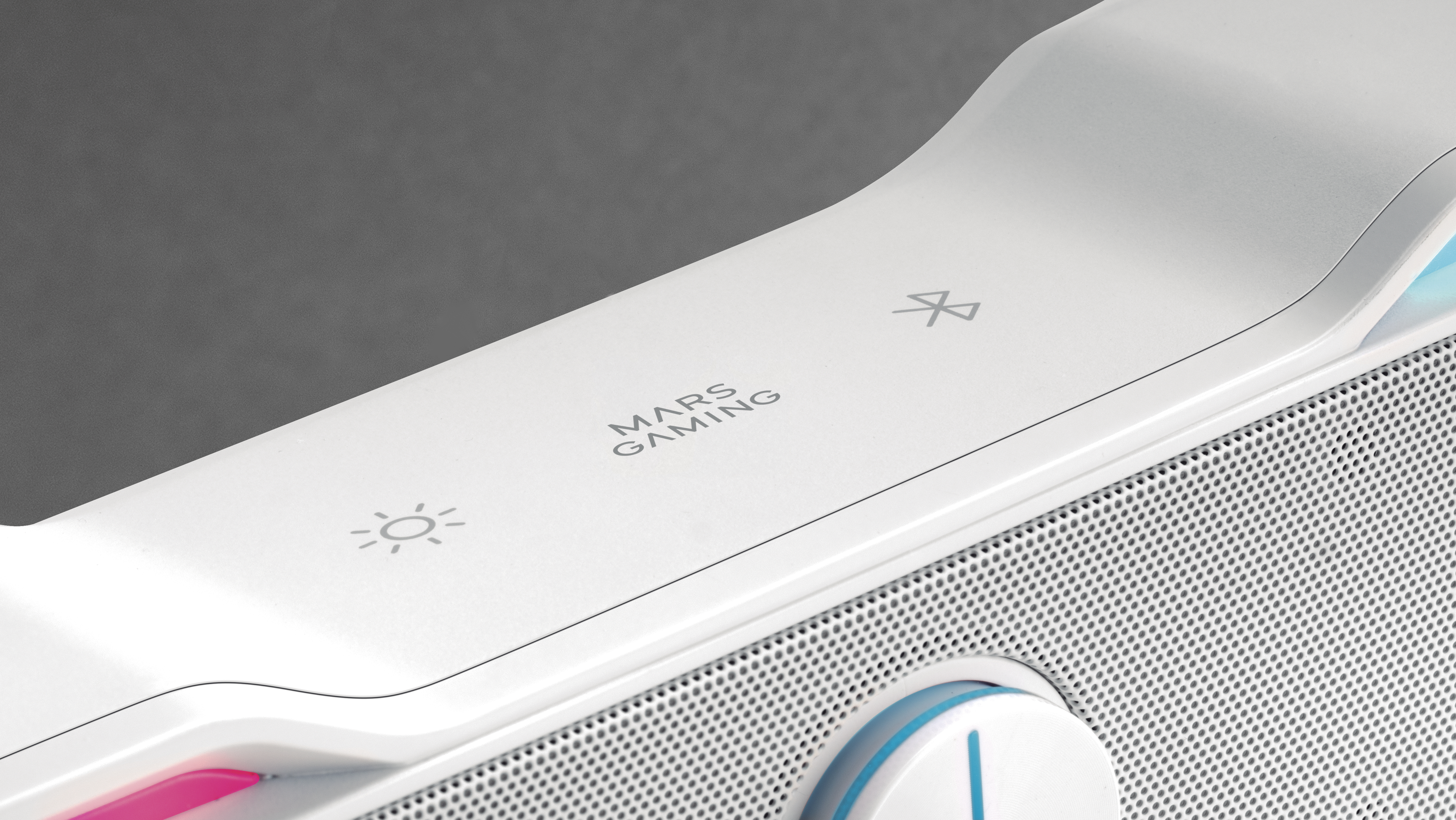 Primo piano di un altoparlante bianco con la scritta 'MARS GAMING', simboli Bluetooth e luce visibili.