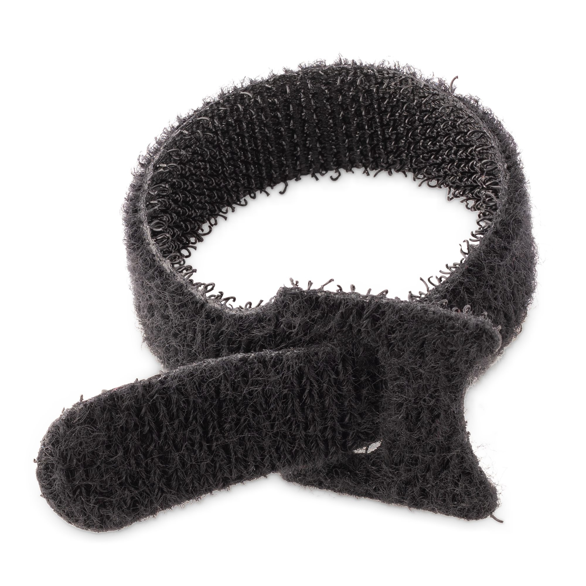 Una fascetta per cavi in velcro nera, aperta, su una superficie bianca. Ha un anello e una linguetta.