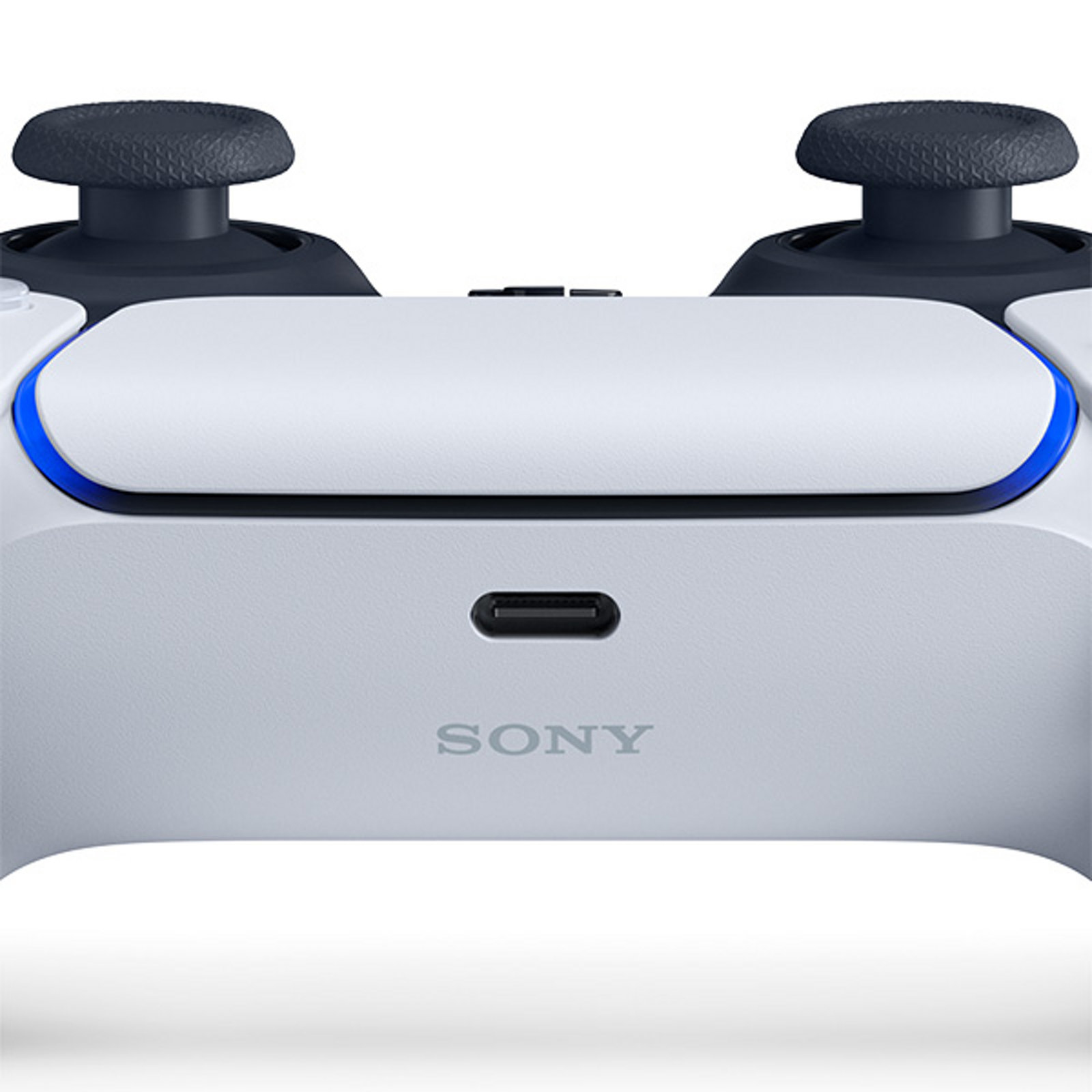 Ein weißer PlayStation 5-Controller. Er verfügt über schwarze Joysticks, einen USB-Anschluss und das Sony-Logo.