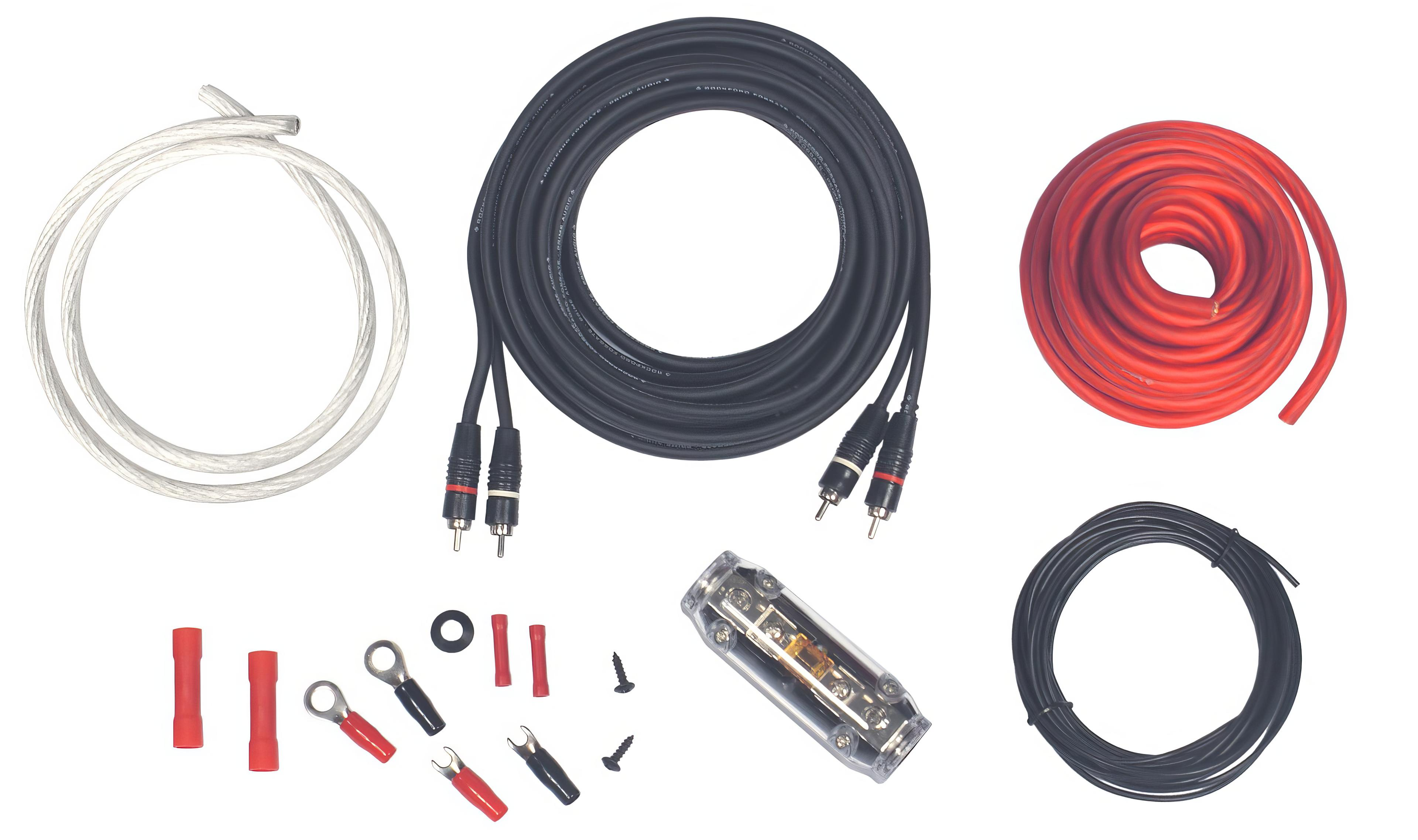 Das Bild zeigt verschiedene Auto-Audiokomponenten: Kabel, Anschlüsse, einen Sicherungshalter und Schrauben, alles auf weißem Hintergrund.