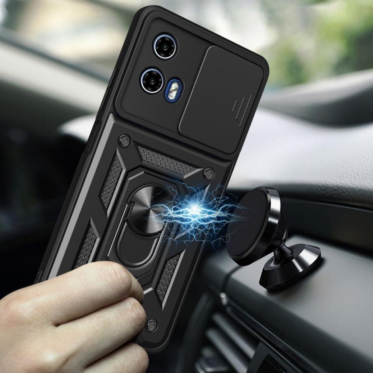 Schwarze Handyhülle mit Kameraabdeckung, befestigt an einer magnetischen Autohalterung. Hand hält das Telefon. Blitz-Effekt.